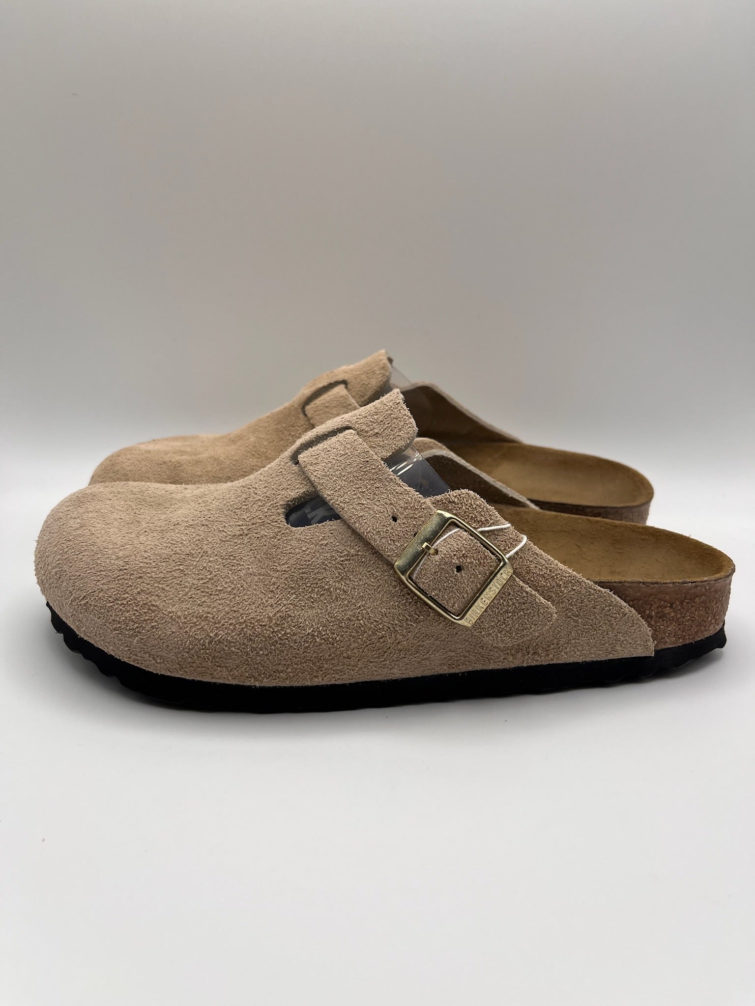 Sapatos Birkenstock Boston BS Sandcastle Bege casuais em camurça, socas confortáveis com fivela ajustável e sola de cortiça, calçado unissexo estilo boho para outono e inverno