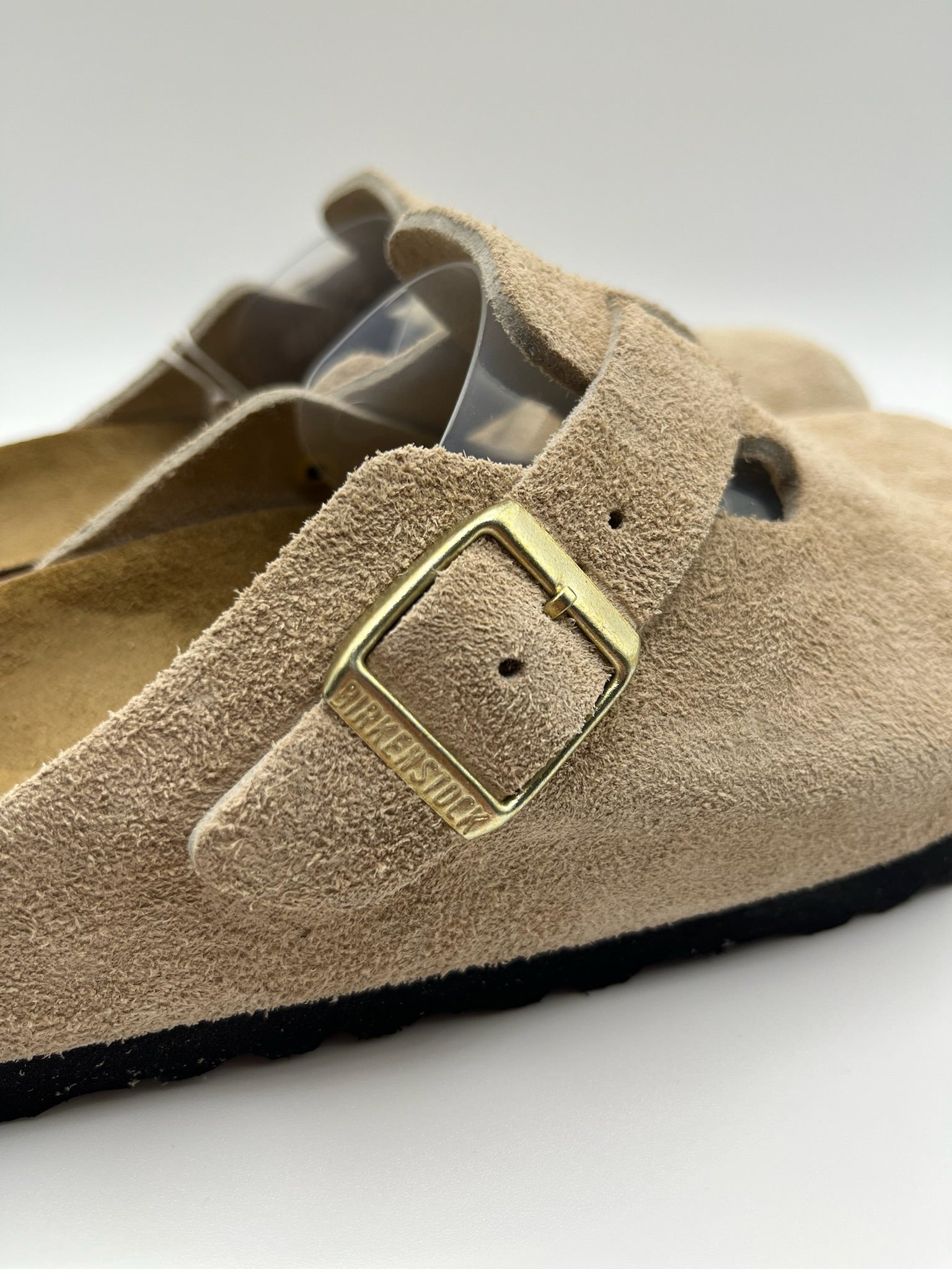 Sapatos Birkenstock Boston BS Sandcastle Bege casuais em camurça, socas confortáveis com fivela ajustável e sola de cortiça, calçado unissexo estilo boho para outono e inverno