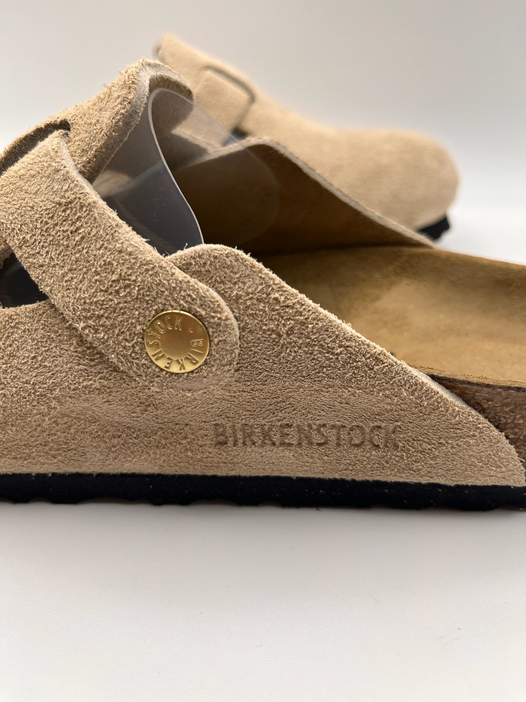 Sapatos Birkenstock Boston BS Sandcastle Bege casuais em camurça, socas confortáveis com fivela ajustável e sola de cortiça, calçado unissexo estilo boho para outono e inverno