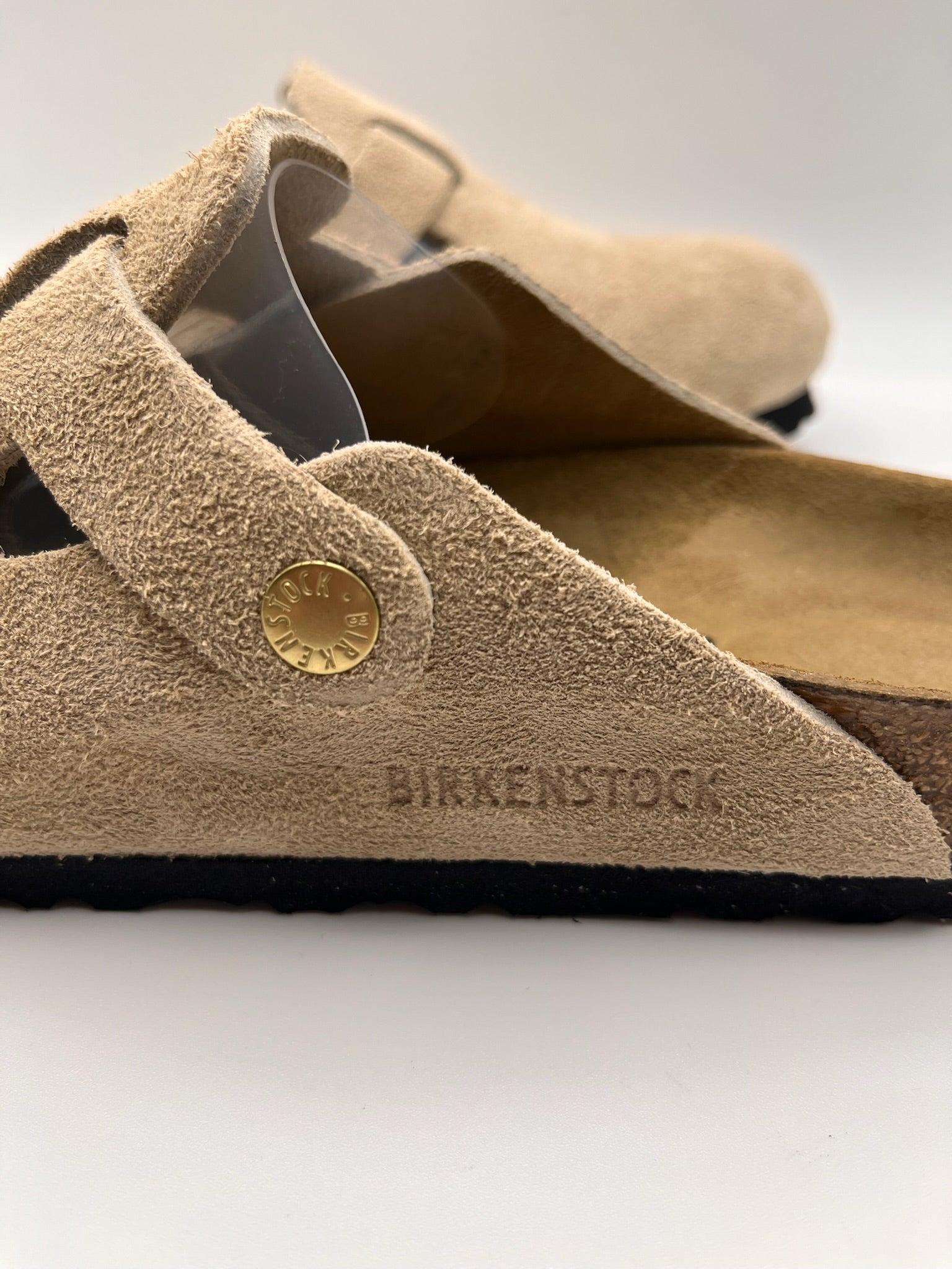 Sapatos Birkenstock Boston BS Sandcastle Bege casuais em camurça, socas confortáveis com fivela ajustável e sola de cortiça, calçado unissexo estilo boho para outono e inverno