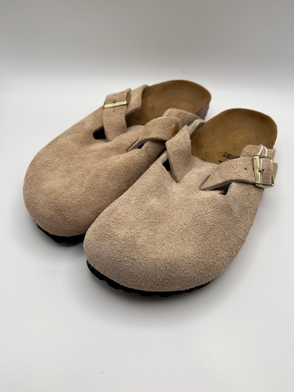 Sapatos Birkenstock Boston BS Sandcastle Bege casuais em camurça, socas confortáveis com fivela ajustável e sola de cortiça, calçado unissexo estilo boho para outono e inverno
