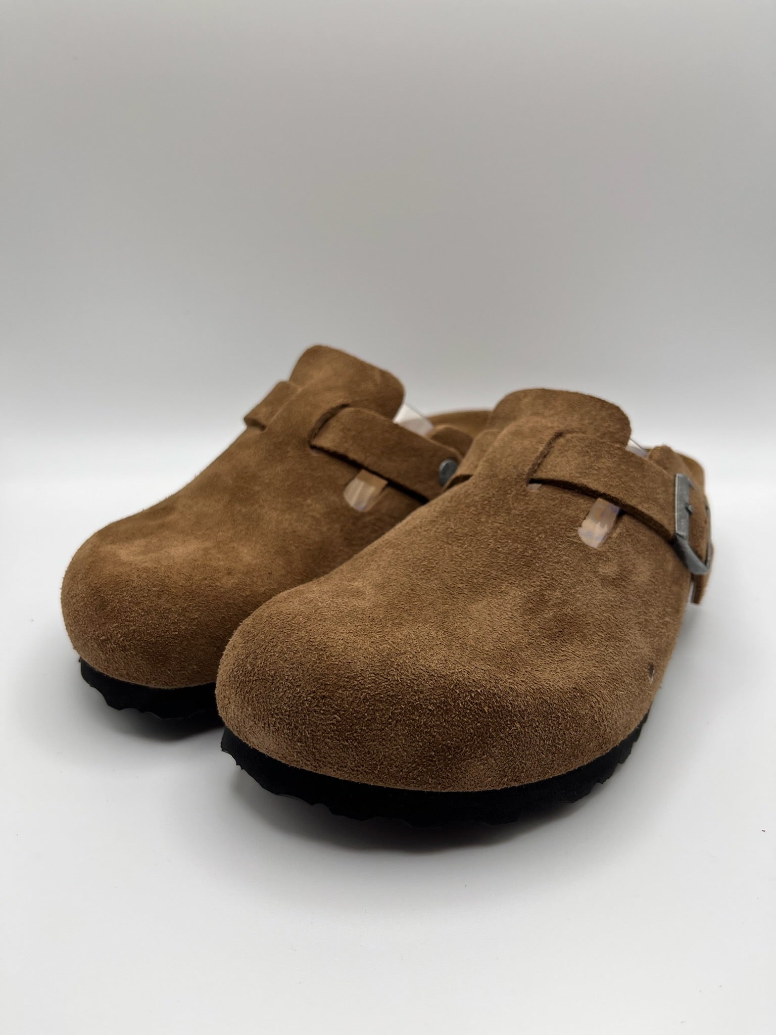 Sapatos Birkenstock Boston BS Dark Tea Tonal FB Castanho Caramelo casuais de camurça com fivela ajustável, socos confortáveis com sola de cortiça ergonómica, calçado unissexo estilo clássico para uso diário