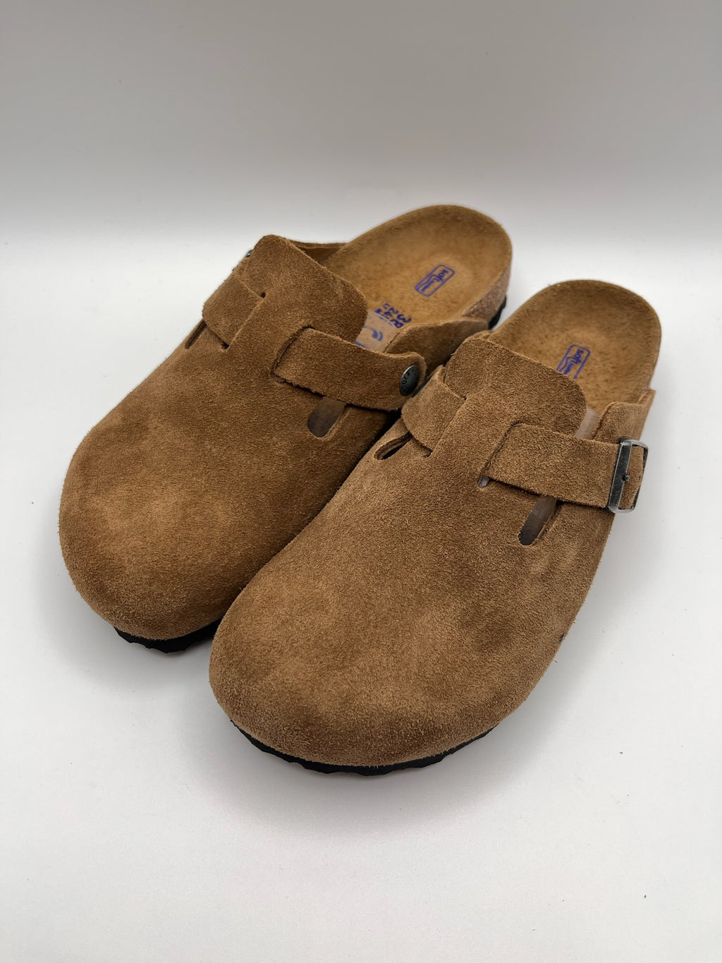 Sapatos Birkenstock Boston BS Dark Tea Tonal FB Castanho Caramelo casuais de camurça com fivela ajustável, socos confortáveis com sola de cortiça ergonómica, calçado unissexo estilo clássico para uso diário