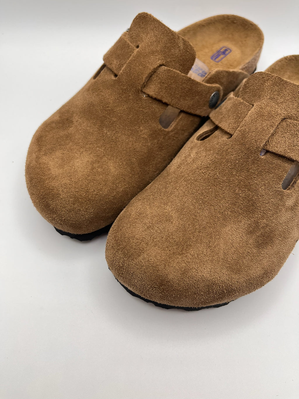 Sapatos Birkenstock Boston BS Dark Tea Tonal FB Castanho Caramelo casuais de camurça com fivela ajustável, socos confortáveis com sola de cortiça ergonómica, calçado unissexo estilo clássico para uso diário