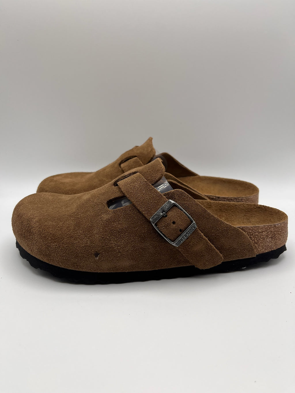 Sapatos Birkenstock Boston BS Dark Tea Tonal FB Castanho Caramelo casuais de camurça com fivela ajustável, socos confortáveis com sola de cortiça ergonómica, calçado unissexo estilo clássico para uso diário