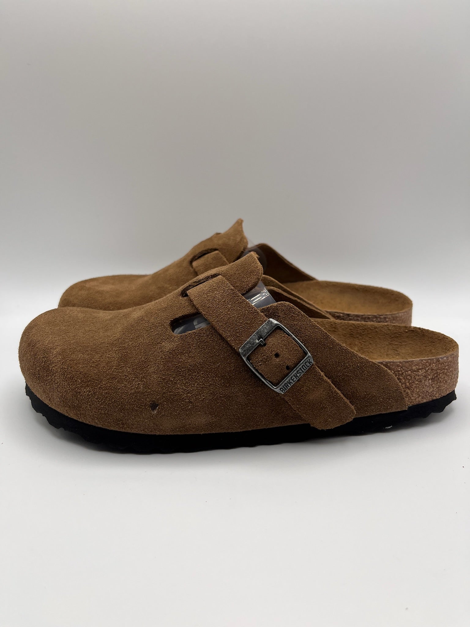 Sapatos Birkenstock Boston BS Dark Tea Tonal FB Castanho Caramelo casuais de camurça com fivela ajustável, socos confortáveis com sola de cortiça ergonómica, calçado unissexo estilo clássico para uso diário