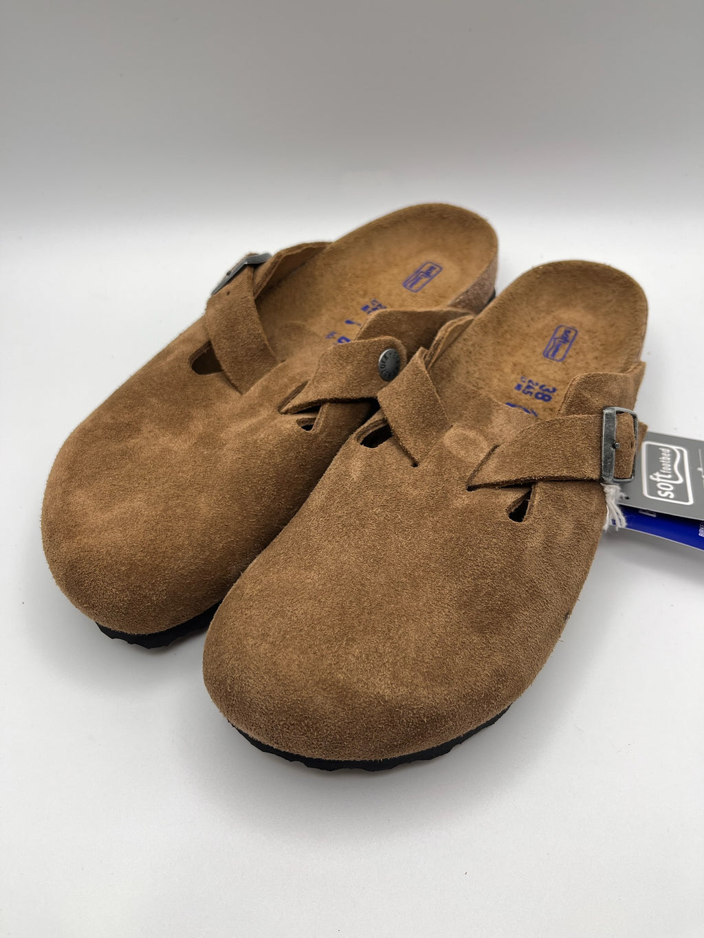 Sapatos Birkenstock Boston BS Dark Tea Tonal FB Castanho Caramelo casuais de camurça com fivela ajustável, socos confortáveis com sola de cortiça ergonómica, calçado unissexo estilo clássico para uso diário