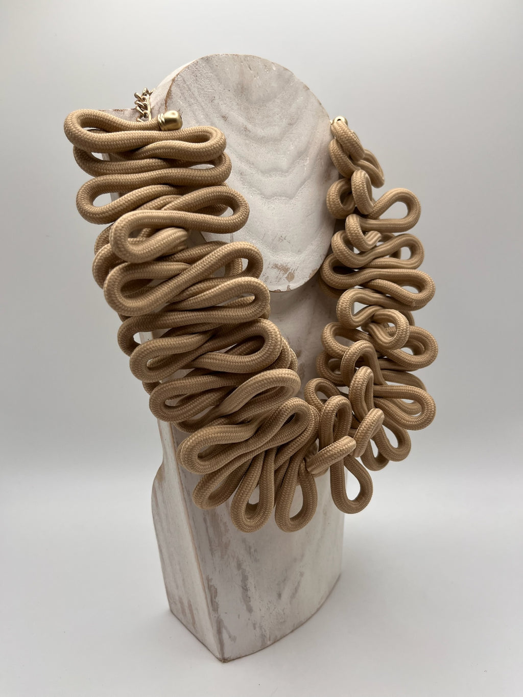 Colar Cervical Artesanal de Corda Náutica Bege, Gargantilha Maxi Colar Feminino de Cordão Entrelaçado com Corrente de Metal Dourada Ajustável, Acessórios e Bijutaria de Moda e Estilo Outono Inverno
