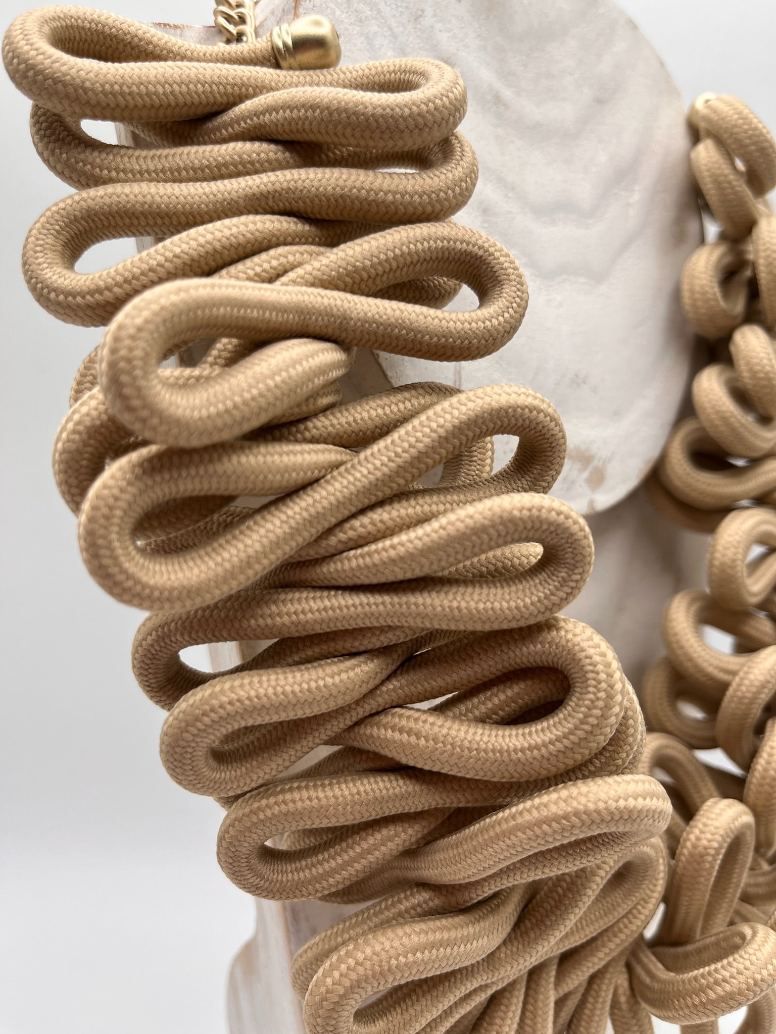 Colar Cervical Artesanal de Corda Náutica Bege, Gargantilha Maxi Colar Feminino de Cordão Entrelaçado com Corrente de Metal Dourada Ajustável, Acessórios e Bijutaria de Moda e Estilo Outono Inverno