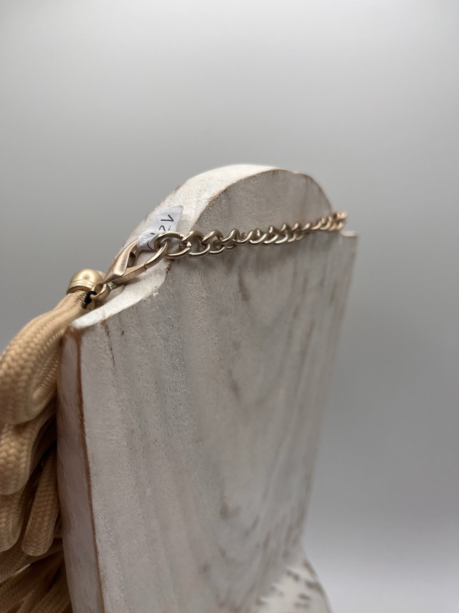 Colar Cervical Artesanal de Corda Náutica Bege, Gargantilha Maxi Colar Feminino de Cordão Entrelaçado com Corrente de Metal Dourada Ajustável, Acessórios e Bijutaria de Moda e Estilo Outono Inverno