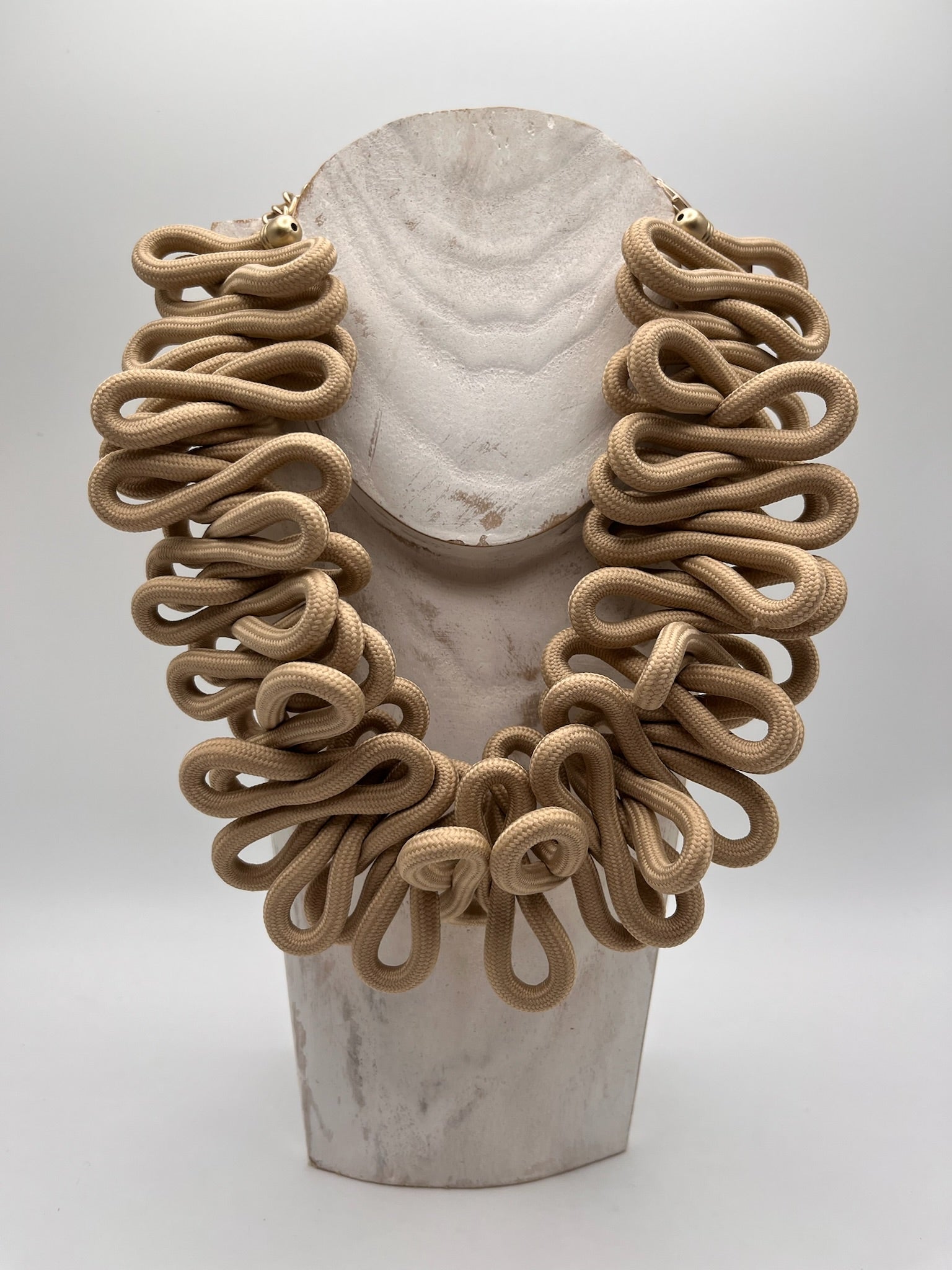 Colar Cervical Artesanal de Corda Náutica Bege, Gargantilha Maxi Colar Feminino de Cordão Entrelaçado com Corrente de Metal Dourada Ajustável, Acessórios e Bijutaria de Moda e Estilo Outono Inverno