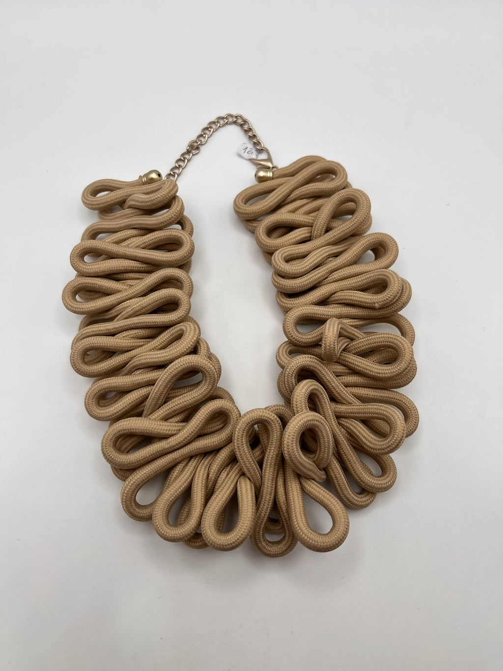 Colar Cervical Artesanal de Corda Náutica Bege, Gargantilha Maxi Colar Feminino de Cordão Entrelaçado com Corrente de Metal Dourada Ajustável, Acessórios e Bijutaria de Moda e Estilo Outono Inverno