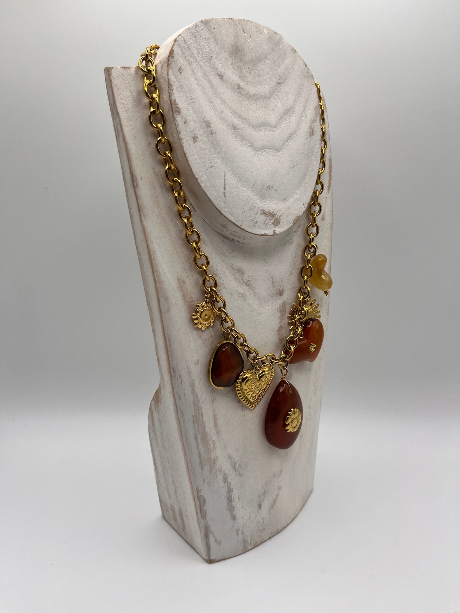 Colar de corrente dourada com pendentes boho chic; colar feminino com corações, sol e pedras âmbar; bijuteria elegante para festa e verão