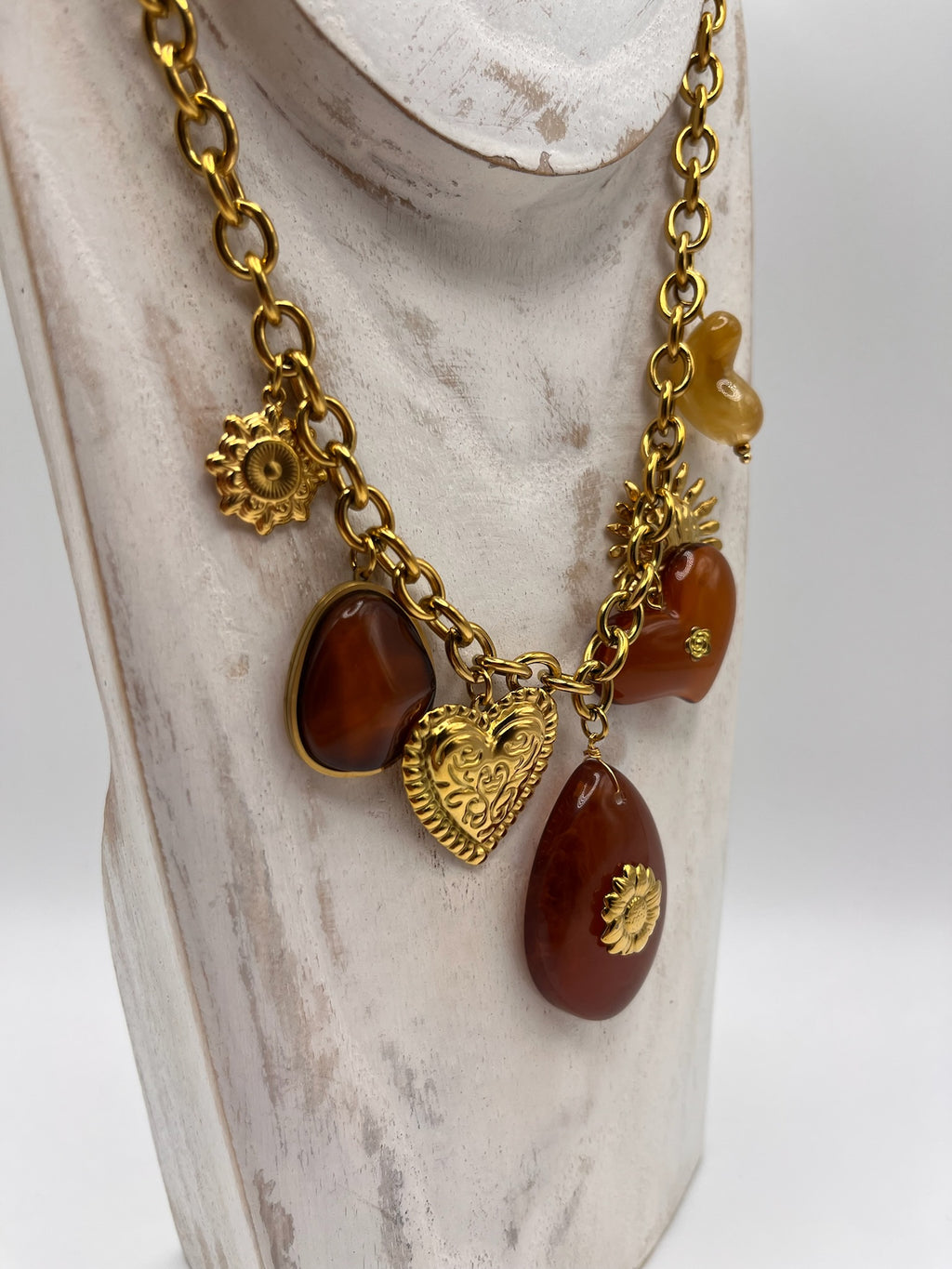 Colar de corrente dourada com pendentes boho chic; colar feminino com corações, sol e pedras âmbar; bijuteria elegante para festa e verão