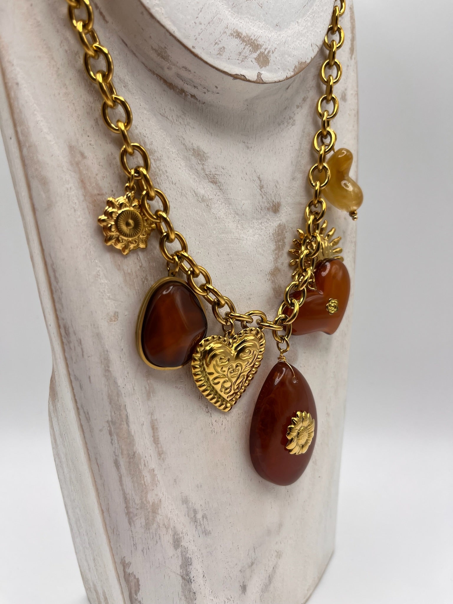 Colar de corrente dourada com pendentes boho chic; colar feminino com corações, sol e pedras âmbar; bijuteria elegante para festa e verão