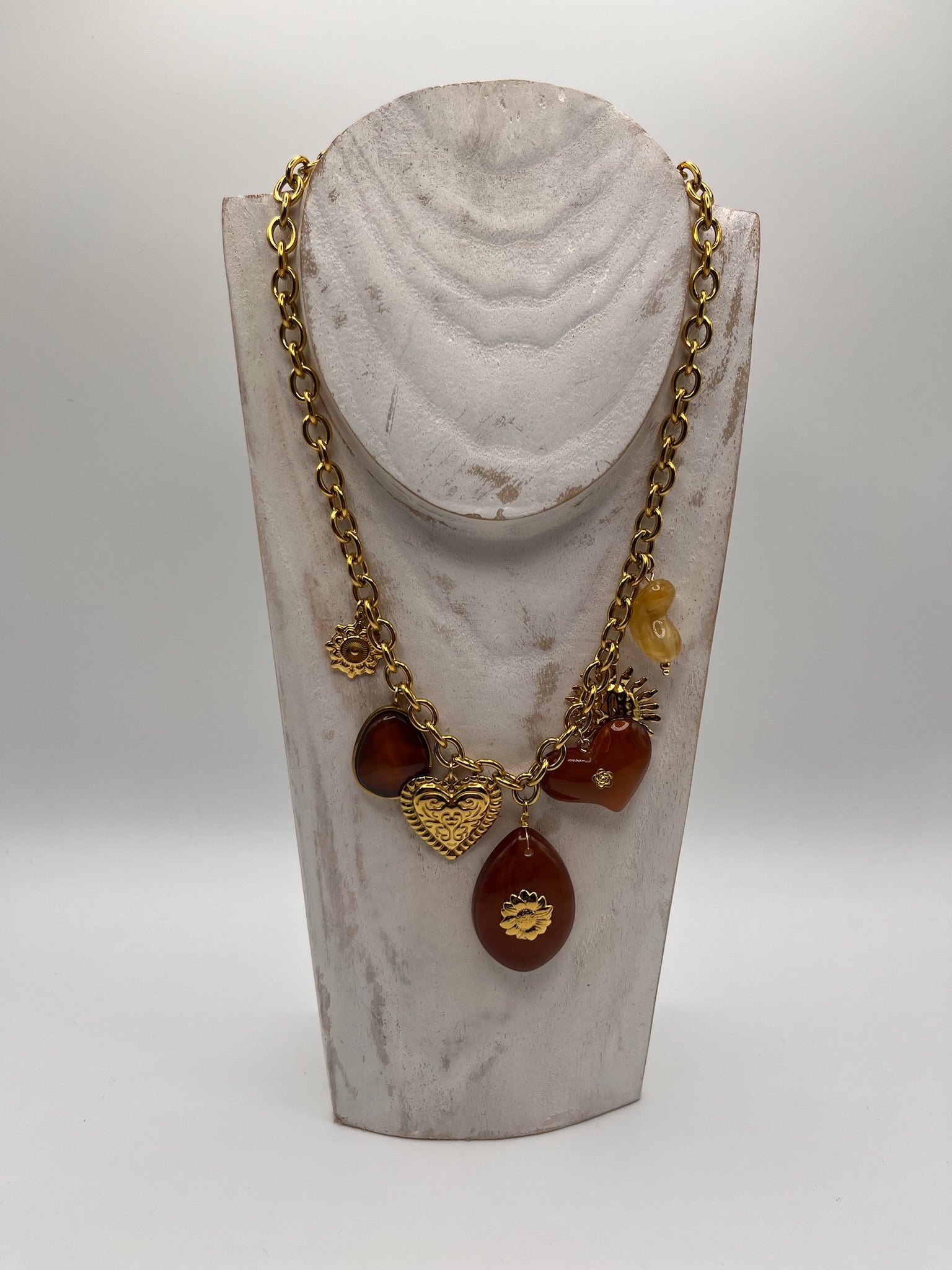 Colar de corrente dourada com pendentes boho chic; colar feminino com corações, sol e pedras âmbar; bijuteria elegante para festa e verão