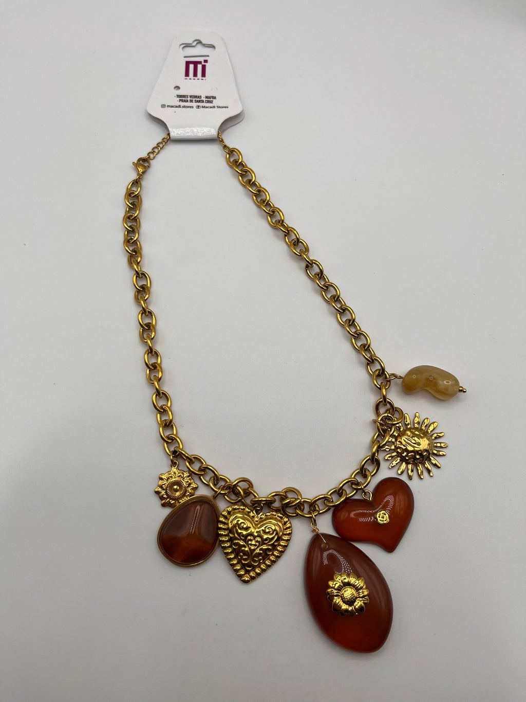 Colar de corrente dourada com pendentes boho chic; colar feminino com corações, sol e pedras âmbar; bijuteria elegante para festa e verão