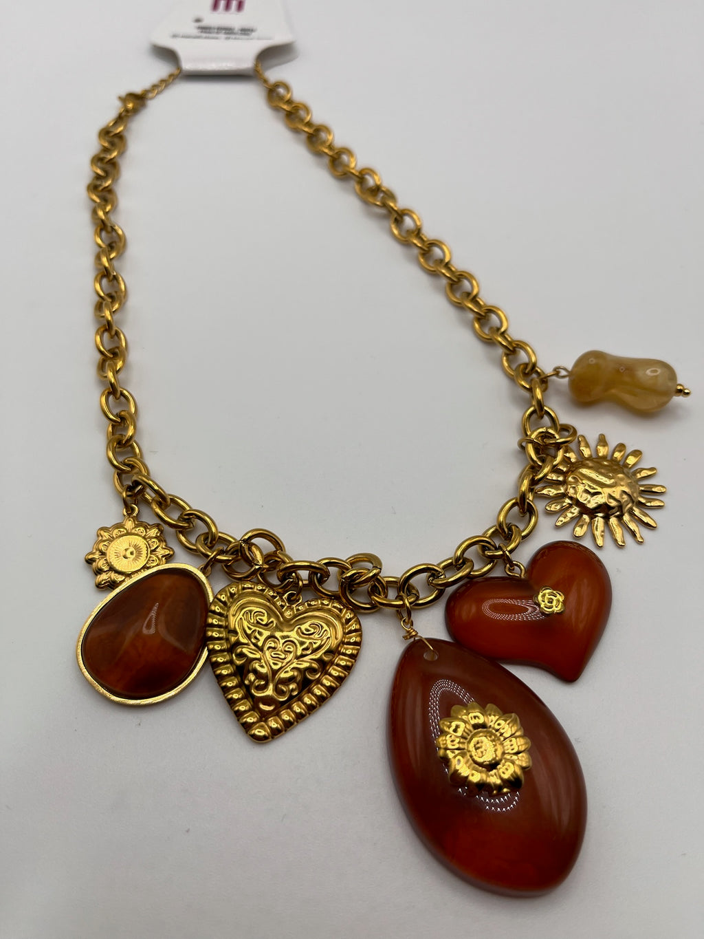 Colar de corrente dourada com pendentes boho chic; colar feminino com corações, sol e pedras âmbar; bijuteria elegante para festa e verão