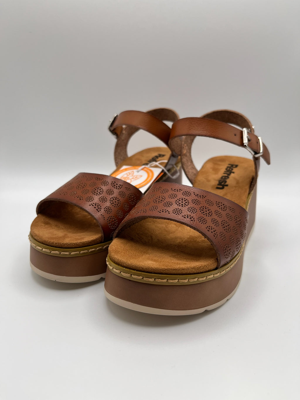 Sandálias tamancos sapatos plataforma Refresh, castanho camel pele sintética vegan, salto cunha médio, tira ajustável com fivela no tornozelo, detalhes cortados a laser, sola confortável antiderrapante