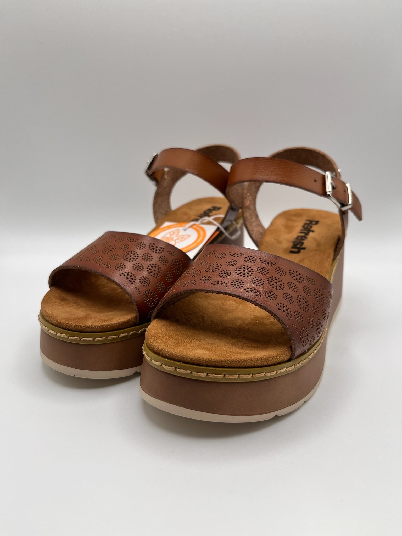 Sandálias tamancos sapatos plataforma Refresh, castanho camel pele sintética vegan, salto cunha médio, tira ajustável com fivela no tornozelo, detalhes cortados a laser, sola confortável antiderrapante