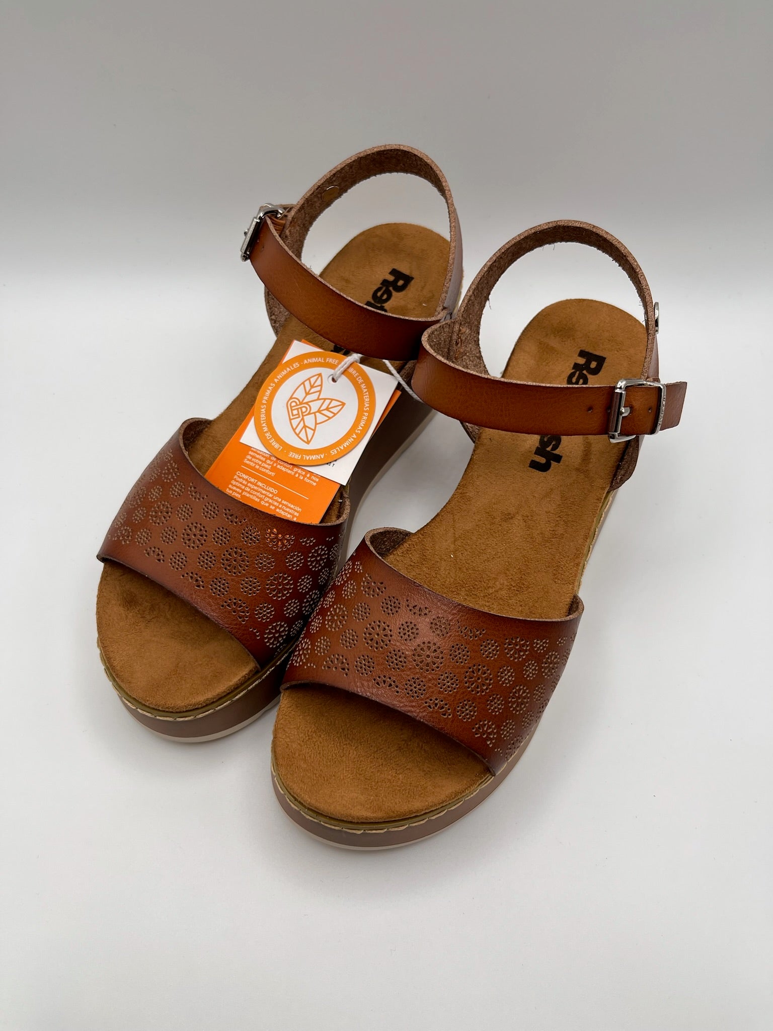 Sandálias tamancos sapatos plataforma Refresh, castanho camel pele sintética vegan, salto cunha médio, tira ajustável com fivela no tornozelo, detalhes cortados a laser, sola confortável antiderrapante