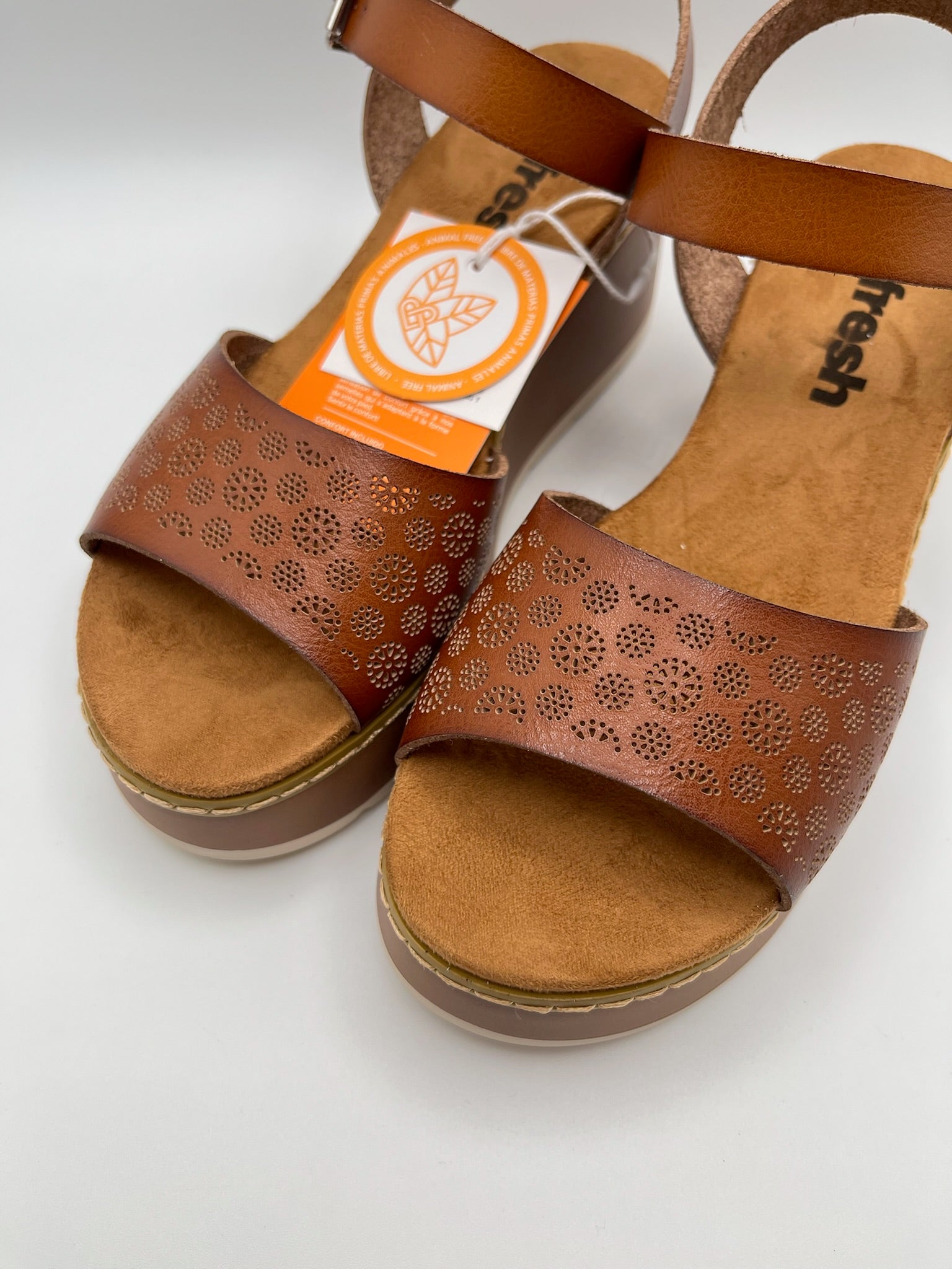 Sandálias tamancos sapatos plataforma Refresh, castanho camel pele sintética vegan, salto cunha médio, tira ajustável com fivela no tornozelo, detalhes cortados a laser, sola confortável antiderrapante