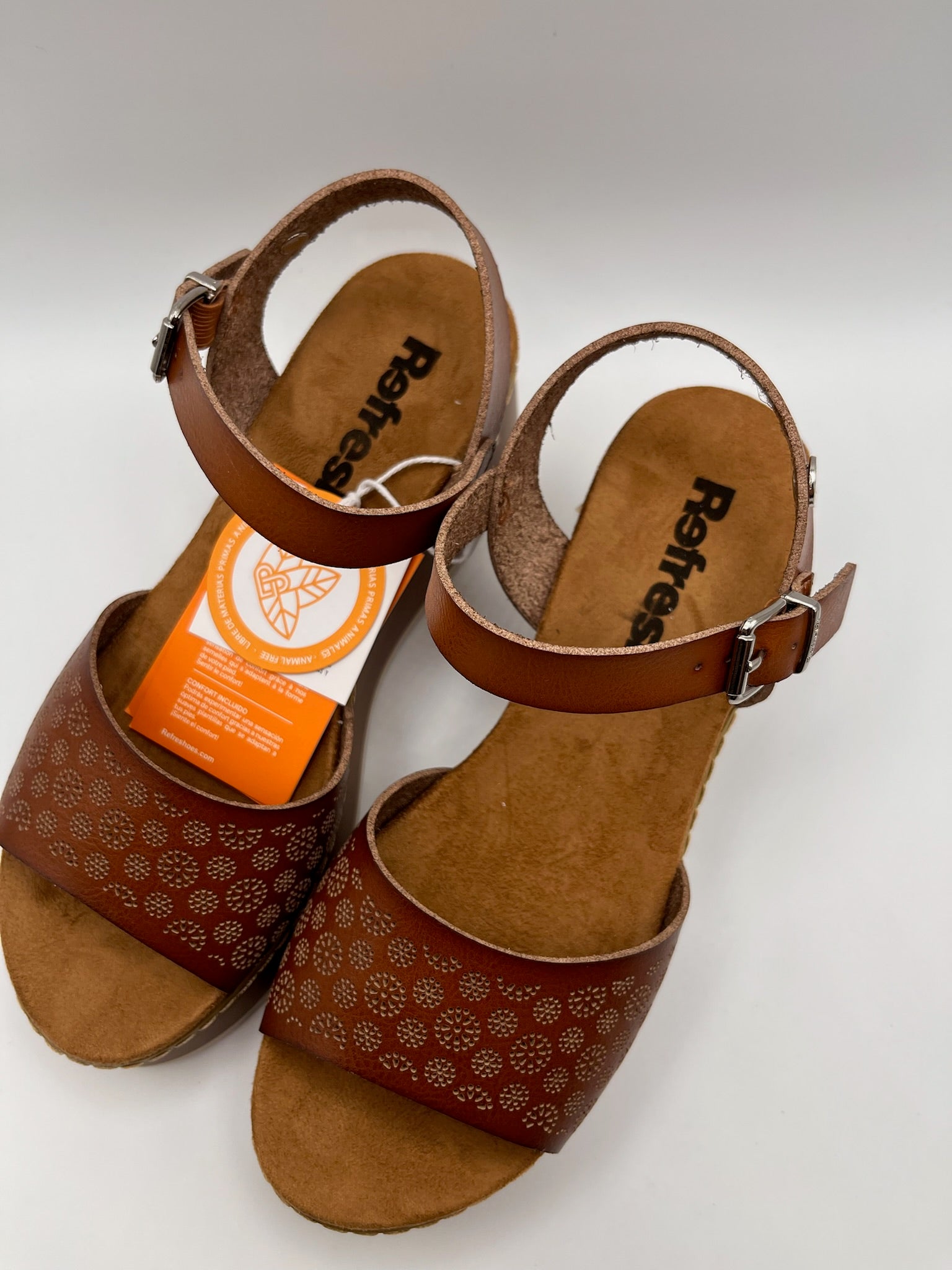 Sandálias tamancos sapatos plataforma Refresh, castanho camel pele sintética vegan, salto cunha médio, tira ajustável com fivela no tornozelo, detalhes cortados a laser, sola confortável antiderrapante
