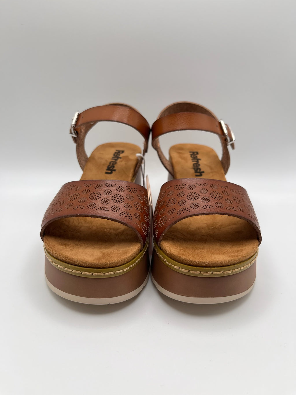 Sandálias tamancos sapatos plataforma Refresh, castanho camel pele sintética vegan, salto cunha médio, tira ajustável com fivela no tornozelo, detalhes cortados a laser, sola confortável antiderrapante