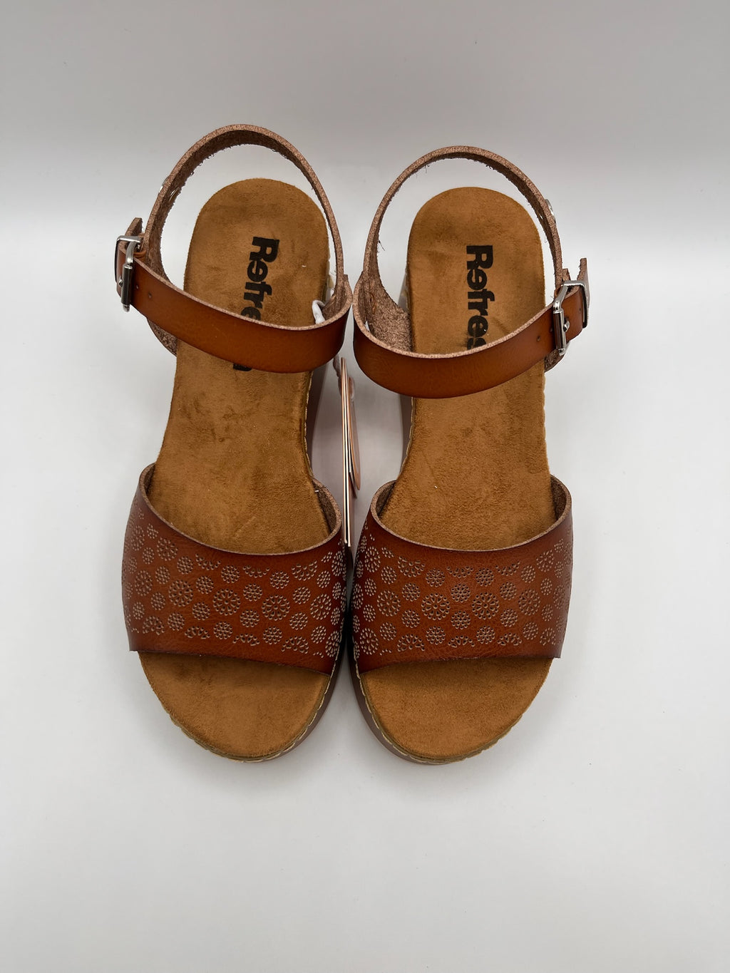 Sandálias tamancos sapatos plataforma Refresh, castanho camel pele sintética vegan, salto cunha médio, tira ajustável com fivela no tornozelo, detalhes cortados a laser, sola confortável antiderrapante