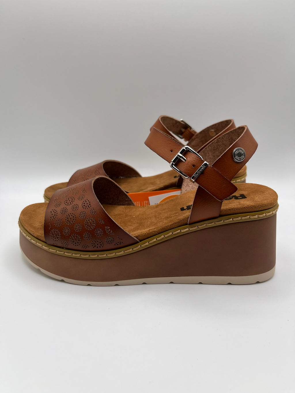 Sandálias tamancos sapatos plataforma Refresh, castanho camel pele sintética vegan, salto cunha médio, tira ajustável com fivela no tornozelo, detalhes cortados a laser, sola confortável antiderrapante