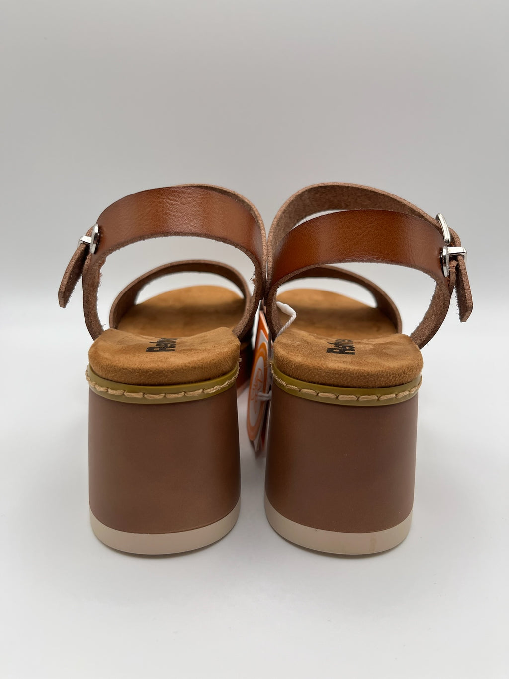 Sandálias tamancos sapatos plataforma Refresh, castanho camel pele sintética vegan, salto cunha médio, tira ajustável com fivela no tornozelo, detalhes cortados a laser, sola confortável antiderrapante