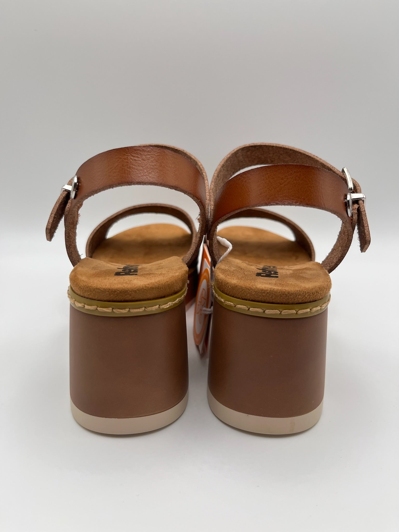 Sandálias tamancos sapatos plataforma Refresh, castanho camel pele sintética vegan, salto cunha médio, tira ajustável com fivela no tornozelo, detalhes cortados a laser, sola confortável antiderrapante
