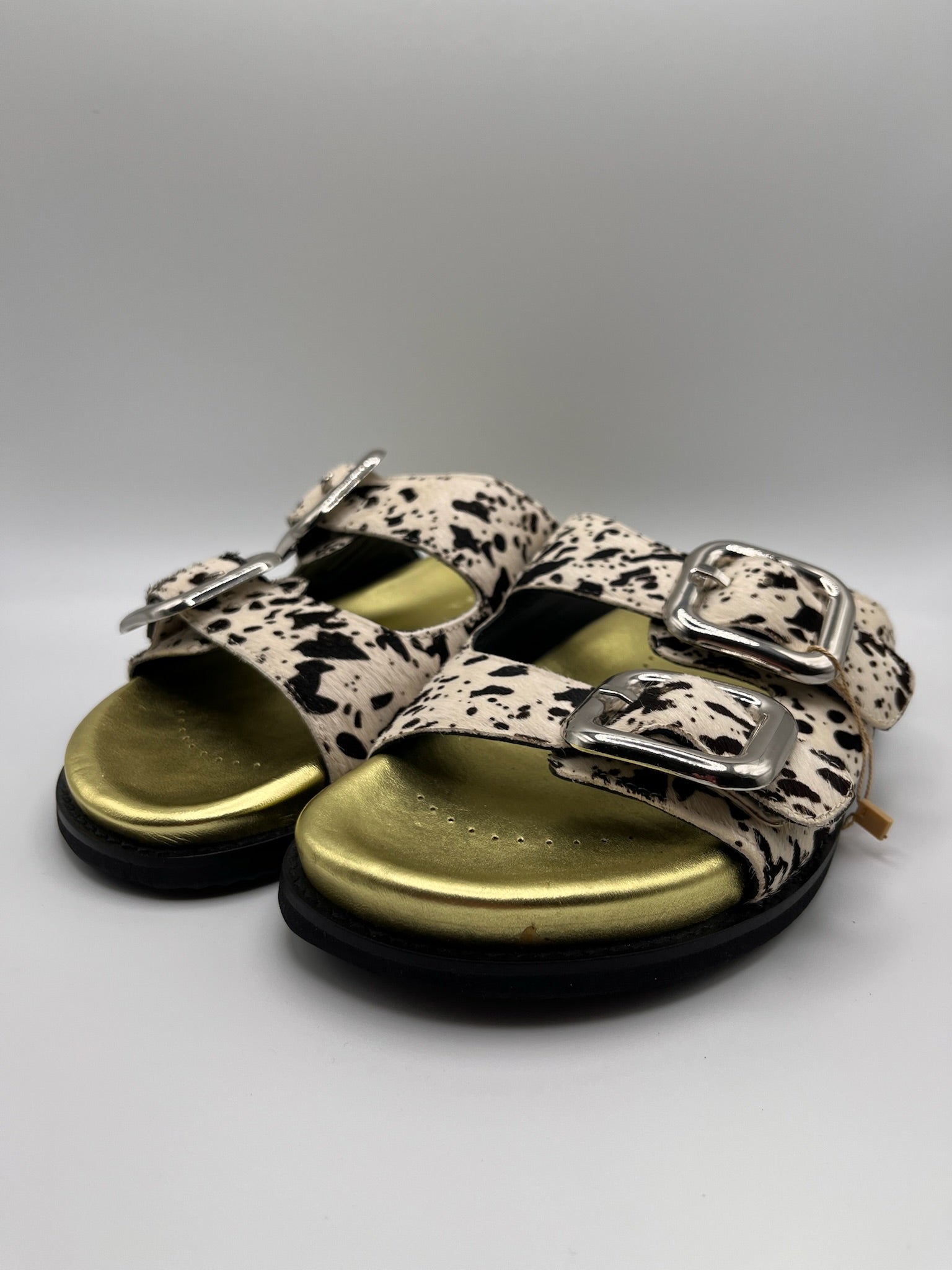 Sandálias Chinelo Gioseppo Mulher em Pele Padrão Vaca com Fivelas Grandes e Palmilha Verde Dourada Anatómica; Chinelos Estilo Birkenstok Confortáveis para Verão; Calçado Feminino Moderno e Elegante