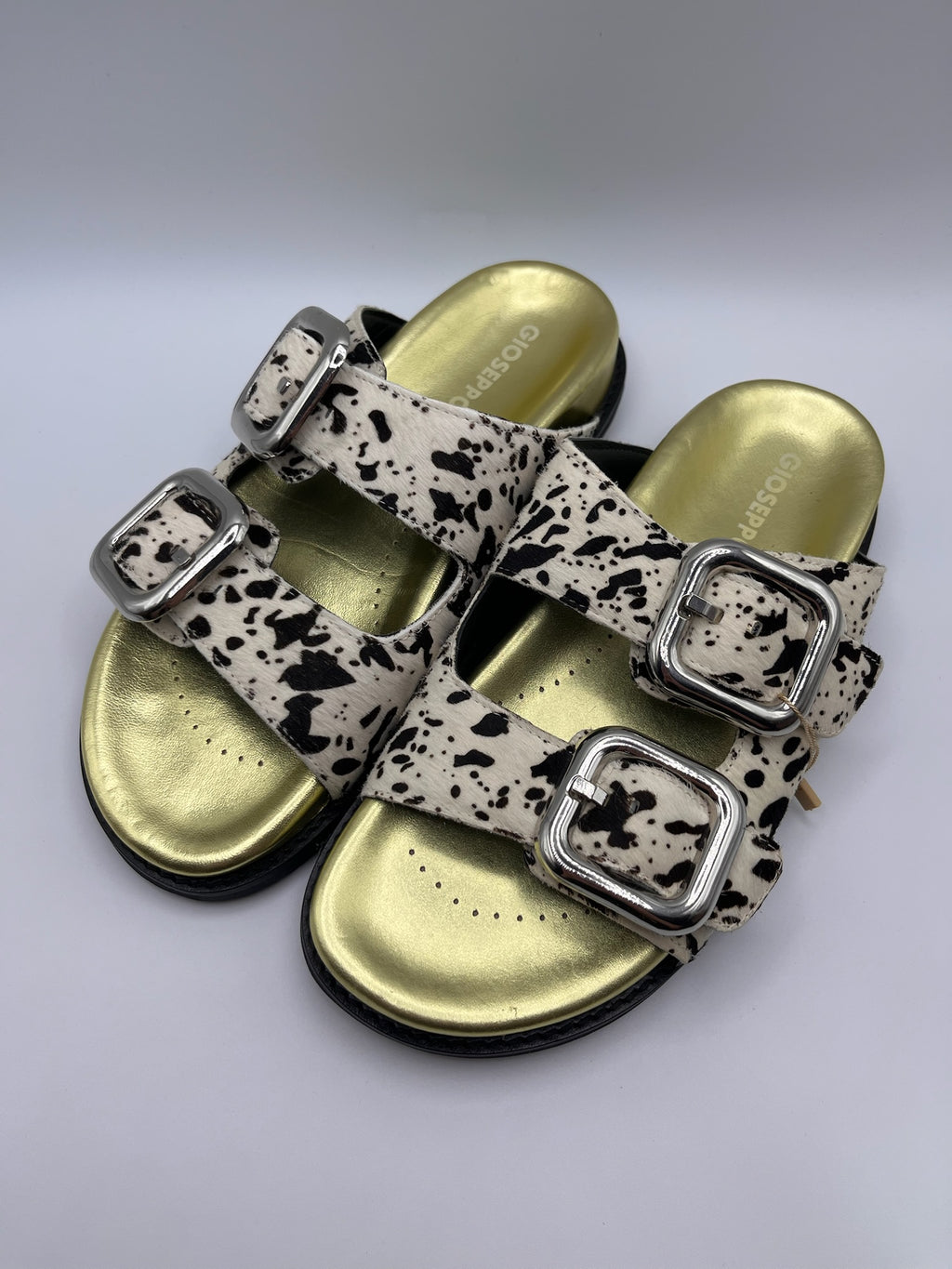 Sandálias Chinelo Gioseppo Mulher em Pele Padrão Vaca com Fivelas Grandes e Palmilha Verde Dourada Anatómica; Chinelos Estilo Birkenstok Confortáveis para Verão; Calçado Feminino Moderno e Elegante
