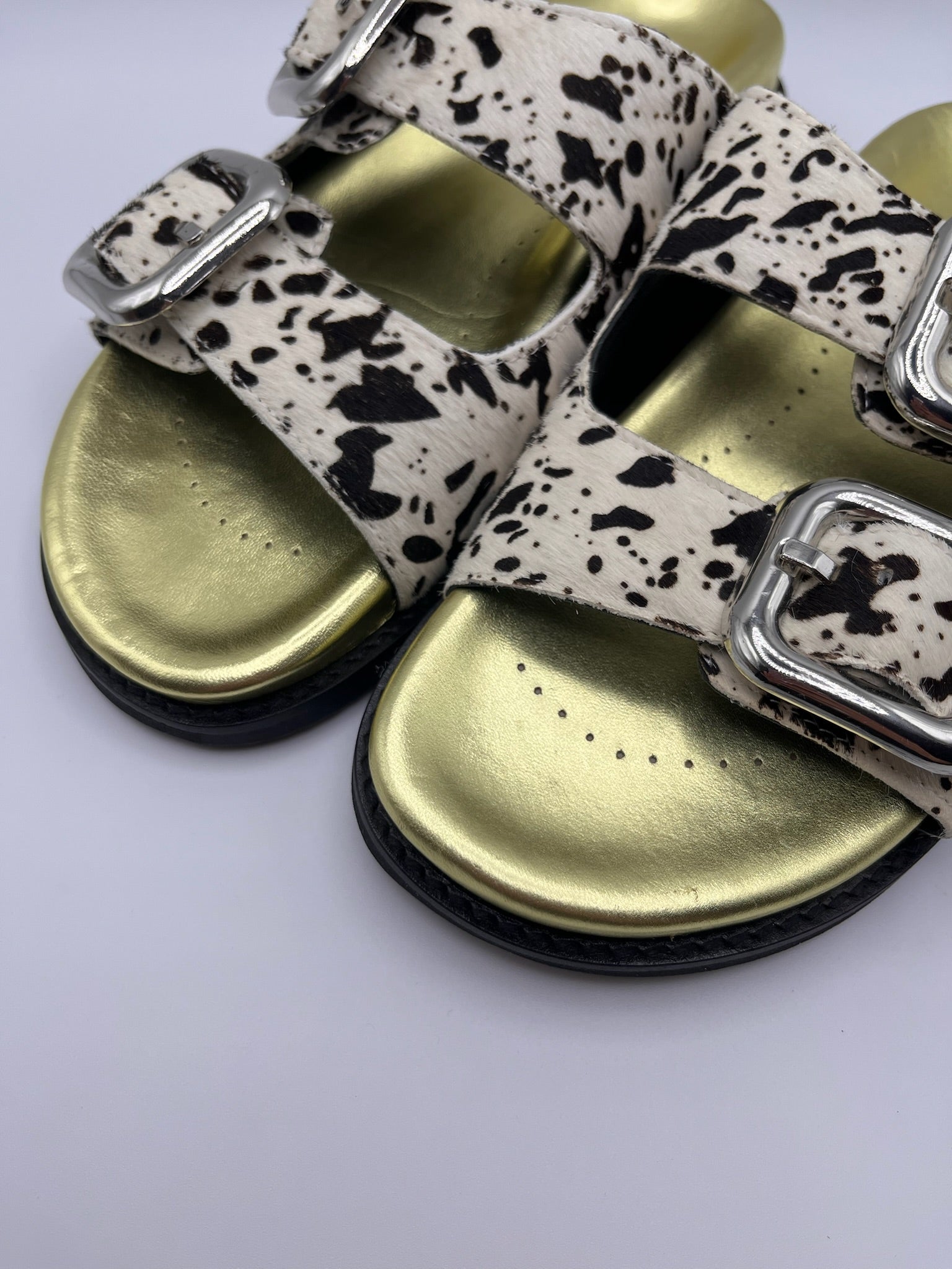 Sandálias Chinelo Gioseppo Mulher em Pele Padrão Vaca com Fivelas Grandes e Palmilha Verde Dourada Anatómica; Chinelos Estilo Birkenstok Confortáveis para Verão; Calçado Feminino Moderno e Elegante