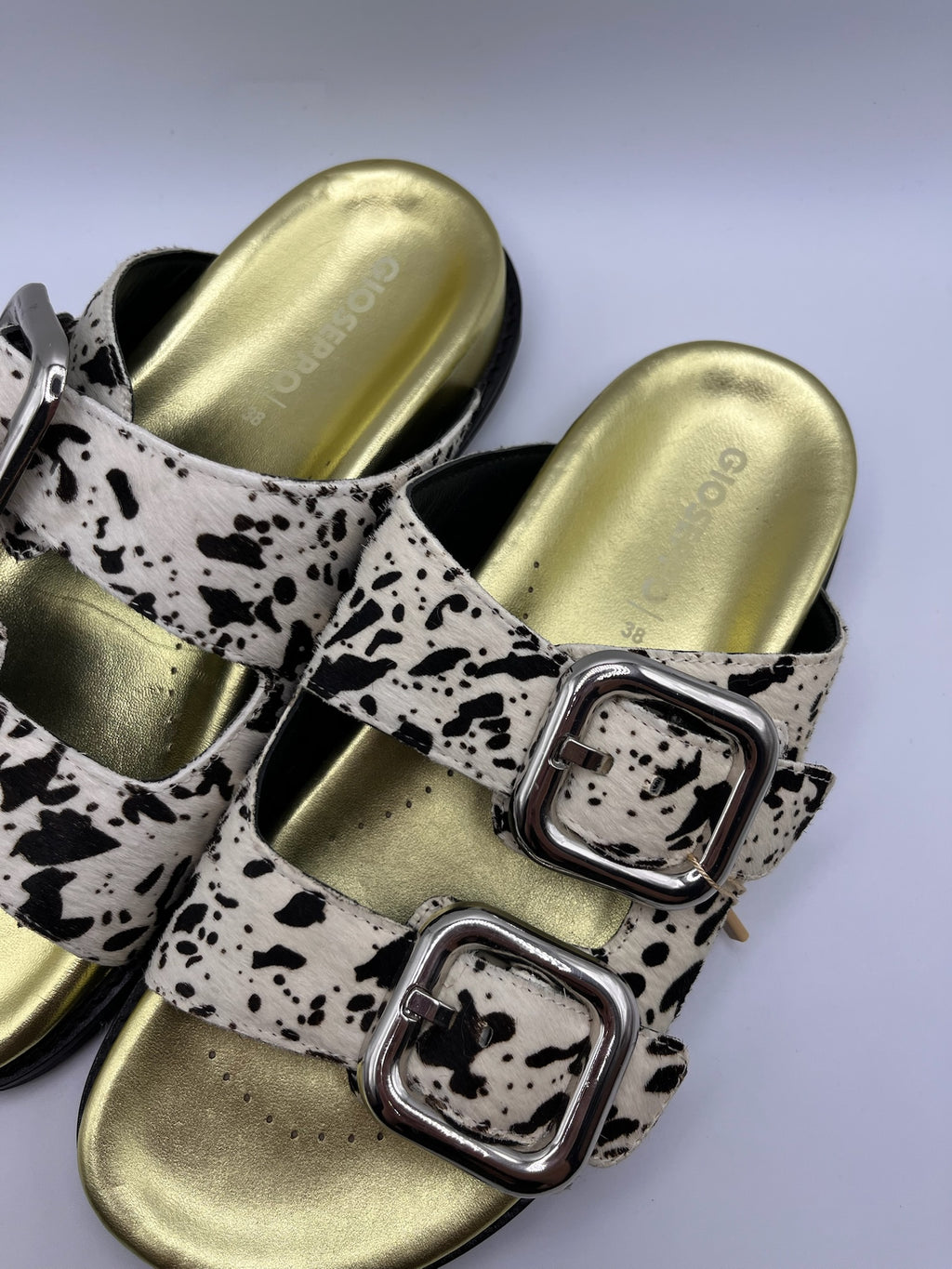 Sandálias Chinelo Gioseppo Mulher em Pele Padrão Vaca com Fivelas Grandes e Palmilha Verde Dourada Anatómica; Chinelos Estilo Birkenstok Confortáveis para Verão; Calçado Feminino Moderno e Elegante