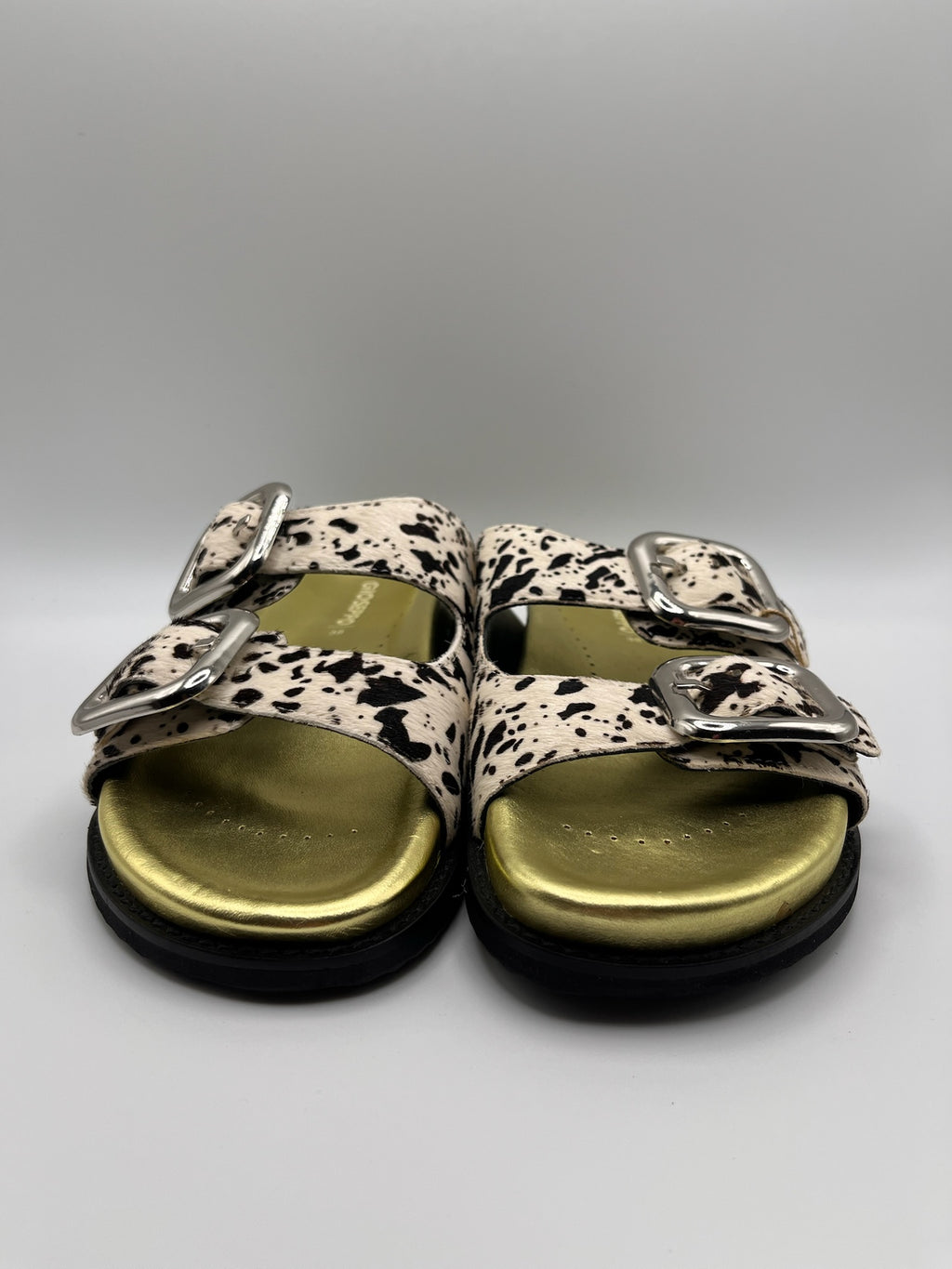 Sandálias Chinelo Gioseppo Mulher em Pele Padrão Vaca com Fivelas Grandes e Palmilha Verde Dourada Anatómica; Chinelos Estilo Birkenstok Confortáveis para Verão; Calçado Feminino Moderno e Elegante