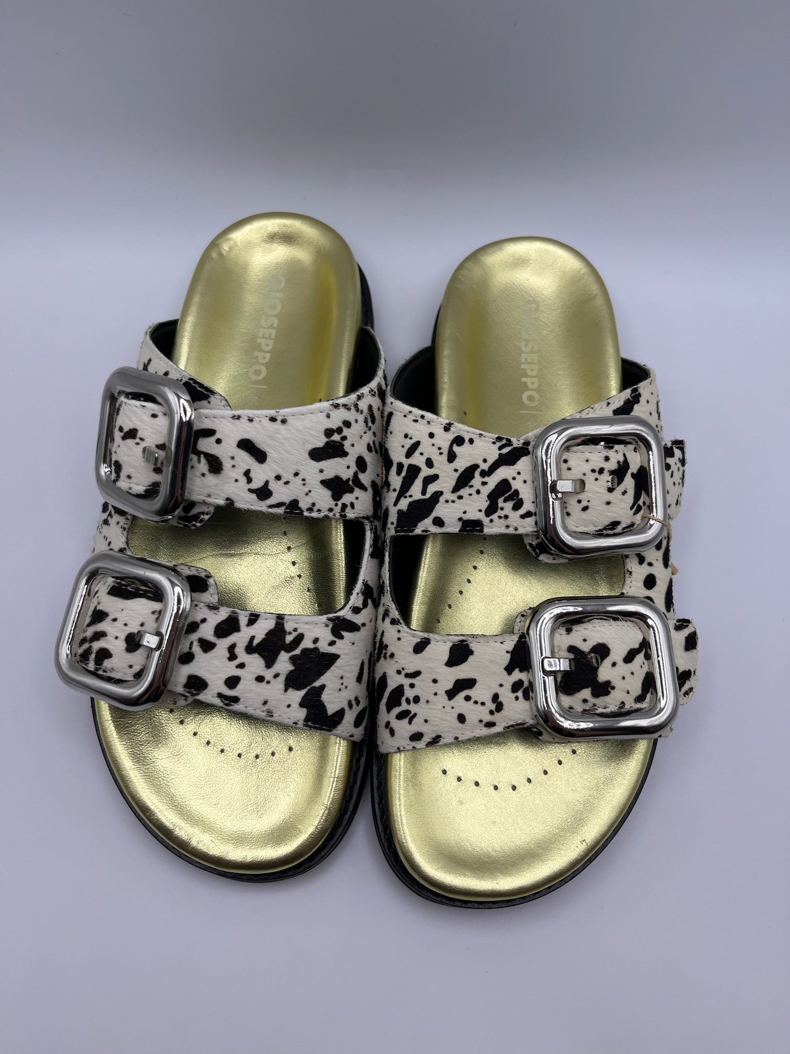 Sandálias Chinelo Gioseppo Mulher em Pele Padrão Vaca com Fivelas Grandes e Palmilha Verde Dourada Anatómica; Chinelos Estilo Birkenstok Confortáveis para Verão; Calçado Feminino Moderno e Elegante