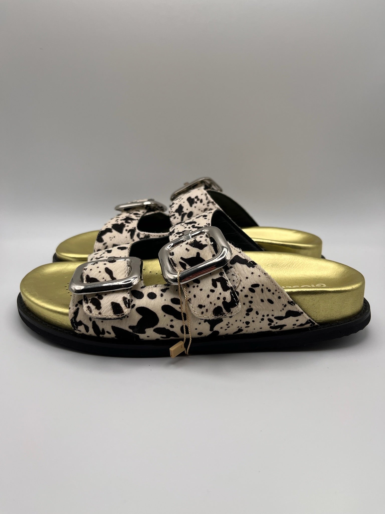 Sandálias Chinelo Gioseppo Mulher em Pele Padrão Vaca com Fivelas Grandes e Palmilha Verde Dourada Anatómica; Chinelos Estilo Birkenstok Confortáveis para Verão; Calçado Feminino Moderno e Elegante
