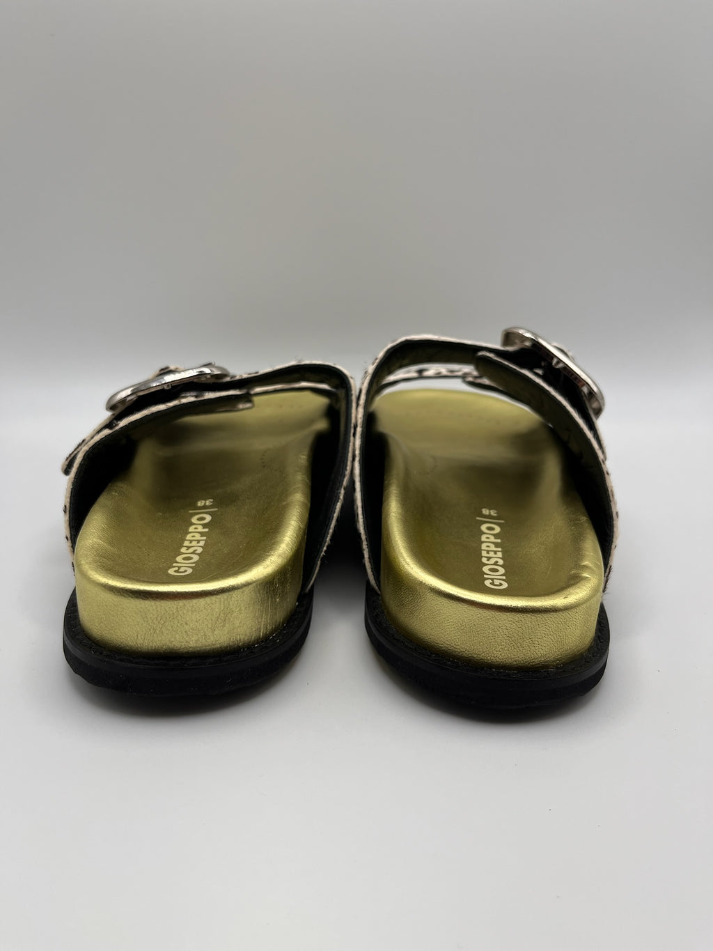 Sandálias Chinelo Gioseppo Mulher em Pele Padrão Vaca com Fivelas Grandes e Palmilha Verde Dourada Anatómica; Chinelos Estilo Birkenstok Confortáveis para Verão; Calçado Feminino Moderno e Elegante