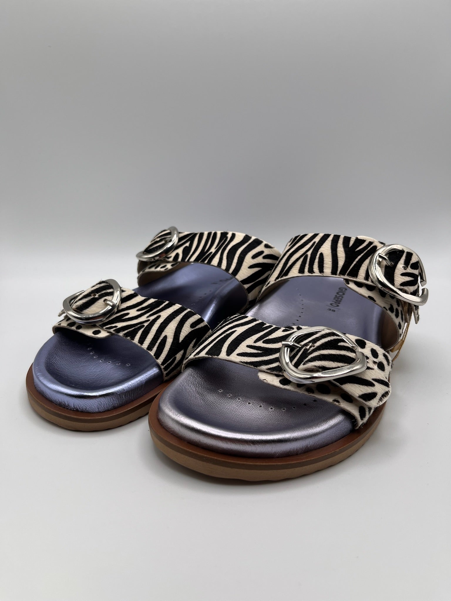 Sandálias Gioseppo Carney Mulher em Pele Padrão Zebra com Fivelas Grandes e Palmilha Azul Anatómica; Chinelos Estilo Birkenstok Confortáveis para Verão; Calçado Feminino Moderno e Elegante