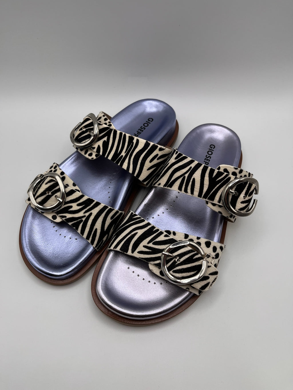 Sandálias Gioseppo Carney Mulher em Pele Padrão Zebra com Fivelas Grandes e Palmilha Azul Anatómica; Chinelos Estilo Birkenstok Confortáveis para Verão; Calçado Feminino Moderno e Elegante