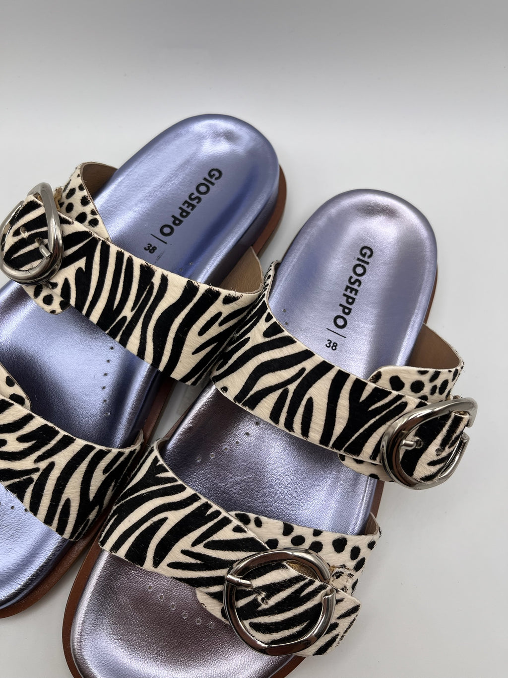 Sandálias Gioseppo Carney Mulher em Pele Padrão Zebra com Fivelas Grandes e Palmilha Azul Anatómica; Chinelos Estilo Birkenstok Confortáveis para Verão; Calçado Feminino Moderno e Elegante