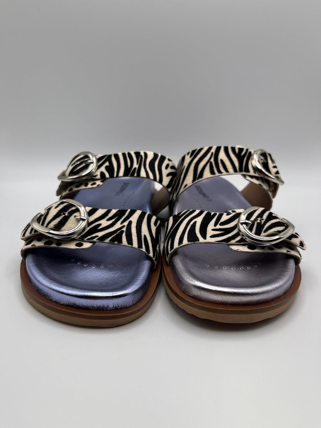 Sandálias Gioseppo Carney Mulher em Pele Padrão Zebra com Fivelas Grandes e Palmilha Azul Anatómica; Chinelos Estilo Birkenstok Confortáveis para Verão; Calçado Feminino Moderno e Elegante