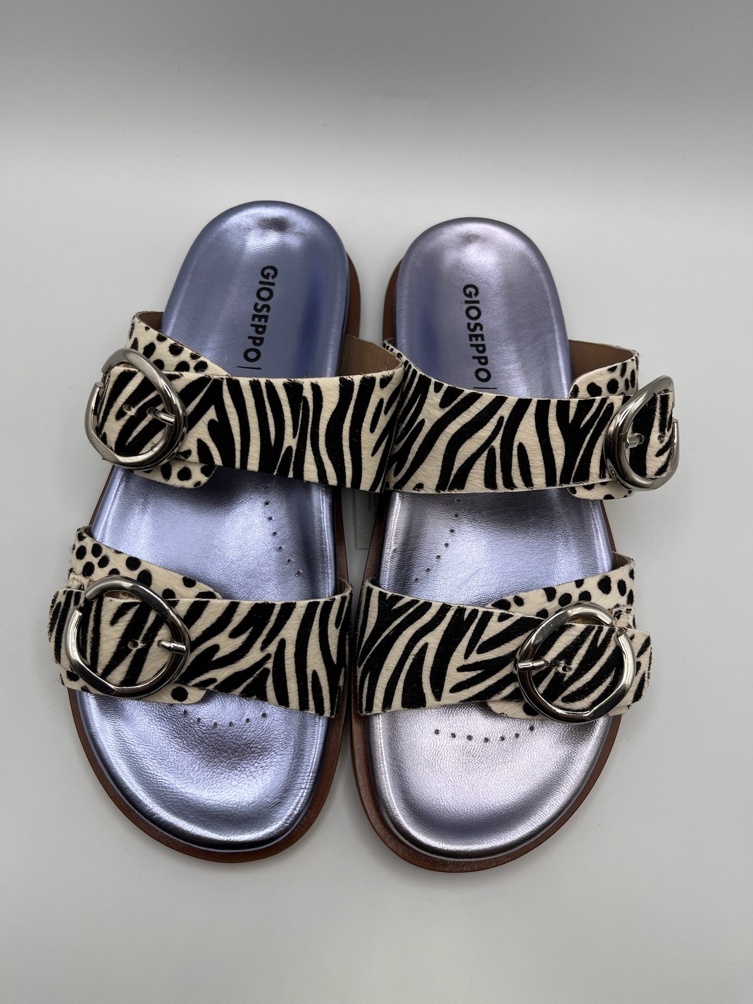 Sandálias Gioseppo Carney Mulher em Pele Padrão Zebra com Fivelas Grandes e Palmilha Azul Anatómica; Chinelos Estilo Birkenstok Confortáveis para Verão; Calçado Feminino Moderno e Elegante