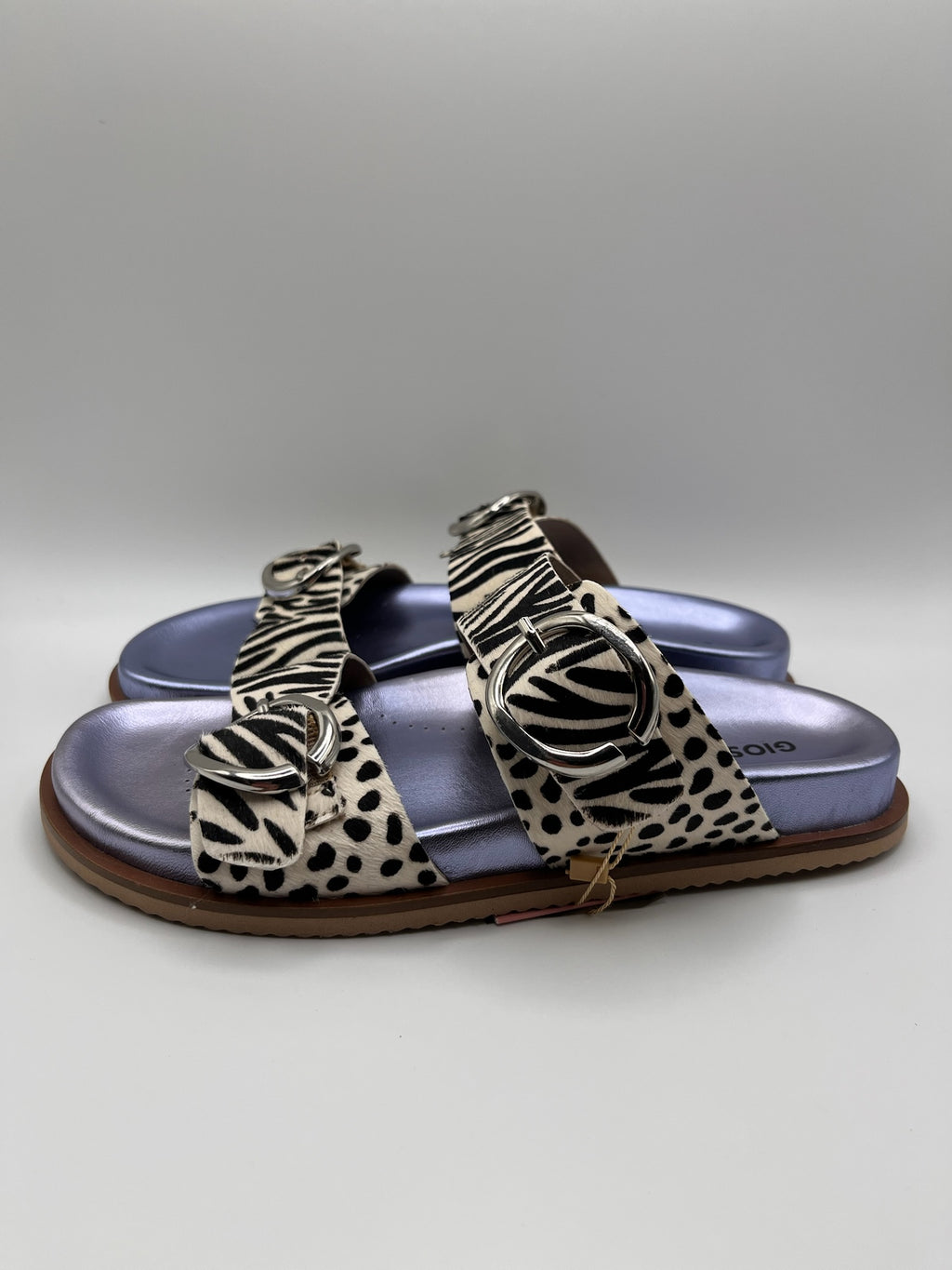 Sandálias Gioseppo Carney Mulher em Pele Padrão Zebra com Fivelas Grandes e Palmilha Azul Anatómica; Chinelos Estilo Birkenstok Confortáveis para Verão; Calçado Feminino Moderno e Elegante