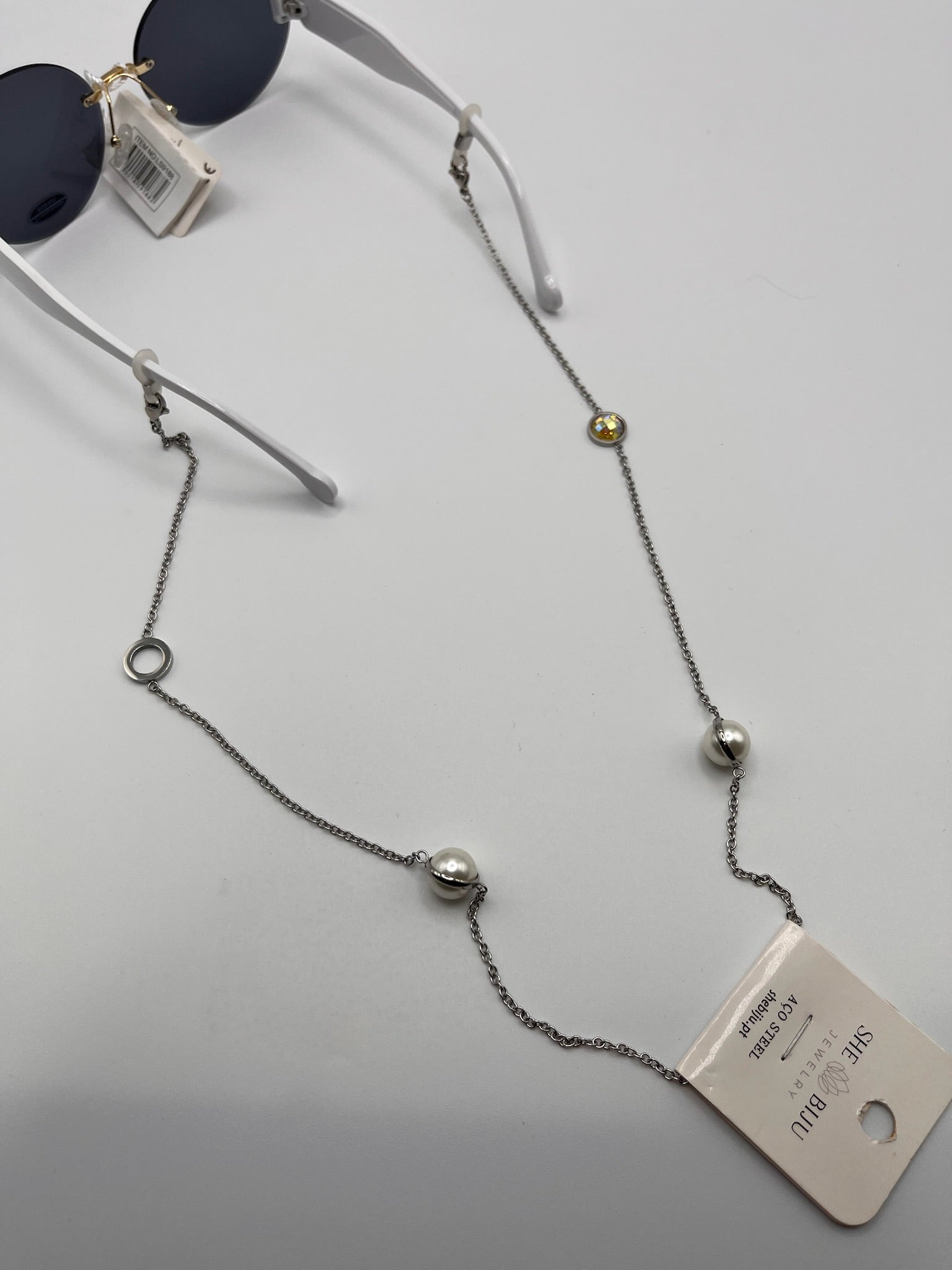 Corrente para Óculos e Colar 2 em 1 em Aço Inoxidável; Cordão com Pérolas fake e Pedras Brilhos; Salva Óculos Feminino Elegante
