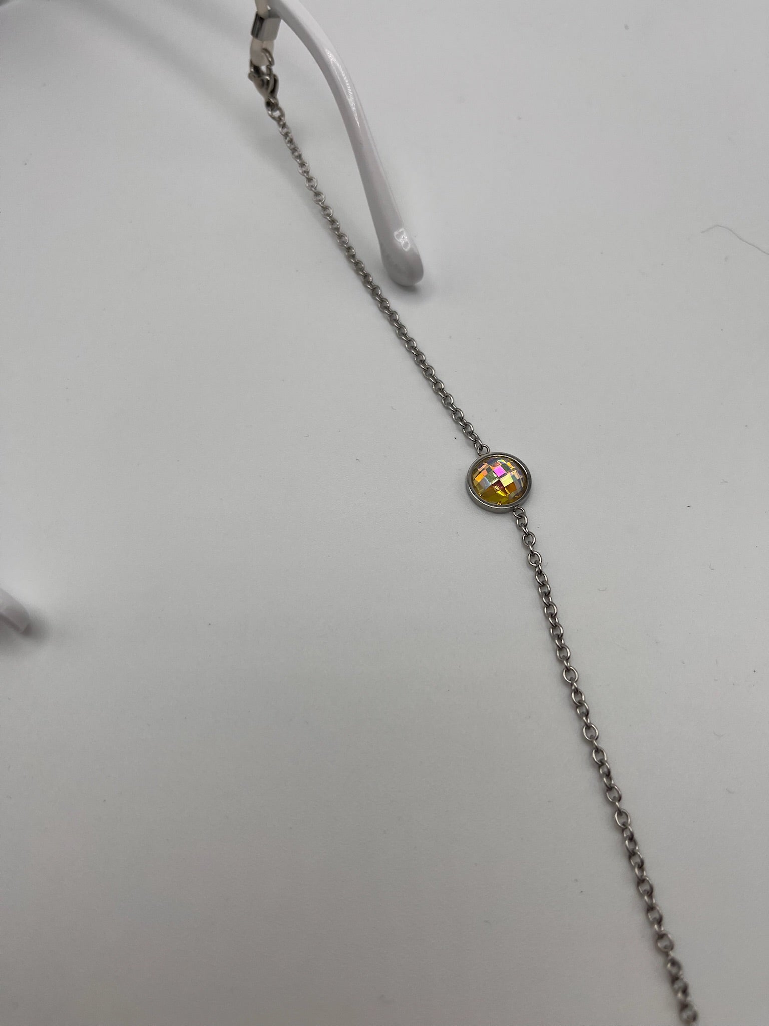 Corrente para Óculos e Colar 2 em 1 em Aço Inoxidável; Cordão com Pérolas fake e Pedras Brilhos; Salva Óculos Feminino Elegante