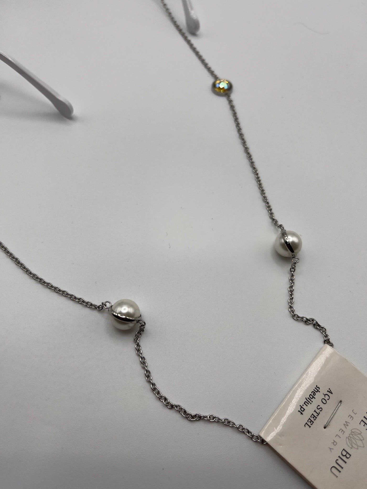 Corrente para Óculos e Colar 2 em 1 em Aço Inoxidável; Cordão com Pérolas fake e Pedras Brilhos; Salva Óculos Feminino Elegante