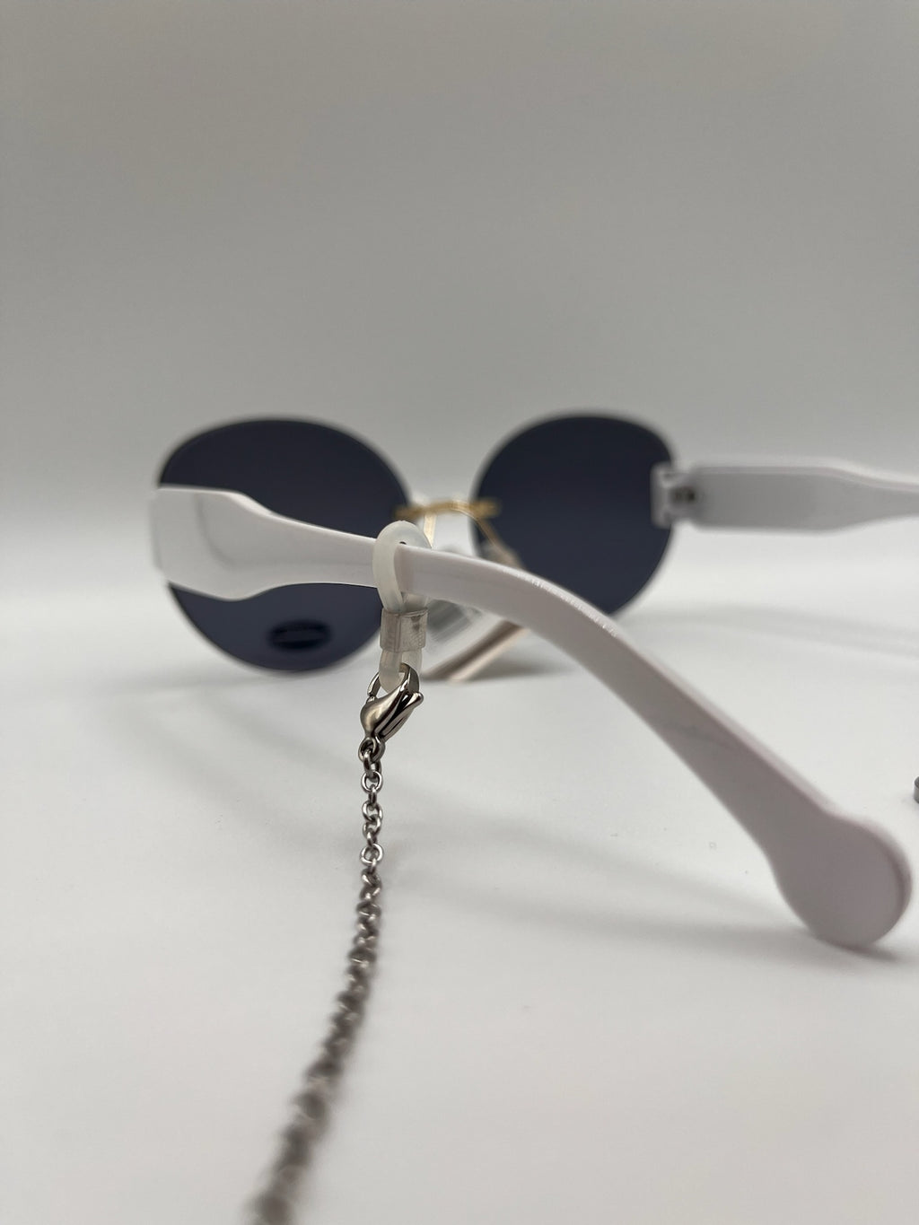 Corrente para Óculos e Colar 2 em 1 em Aço Inoxidável; Cordão com Pérolas fake e Pedras Brilhos; Salva Óculos Feminino Elegante